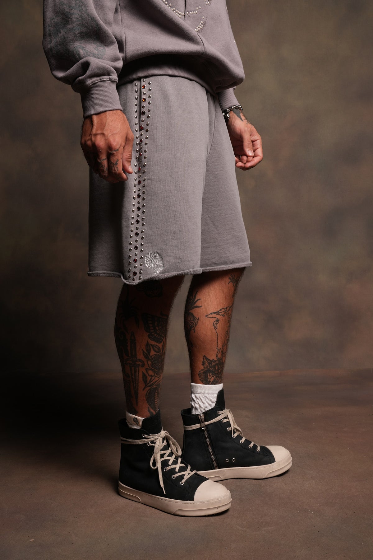 Stud Muerto Grunge Oversized Raw Hem Post Lounge Sweat Shorts In Pale Gray