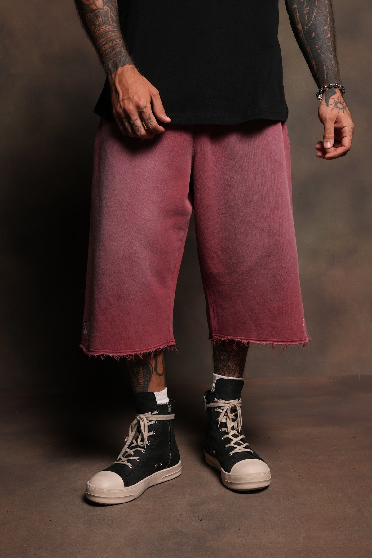 Dual Wolf Capri Sweat Pants In Cherry Red Super Sun Fade
