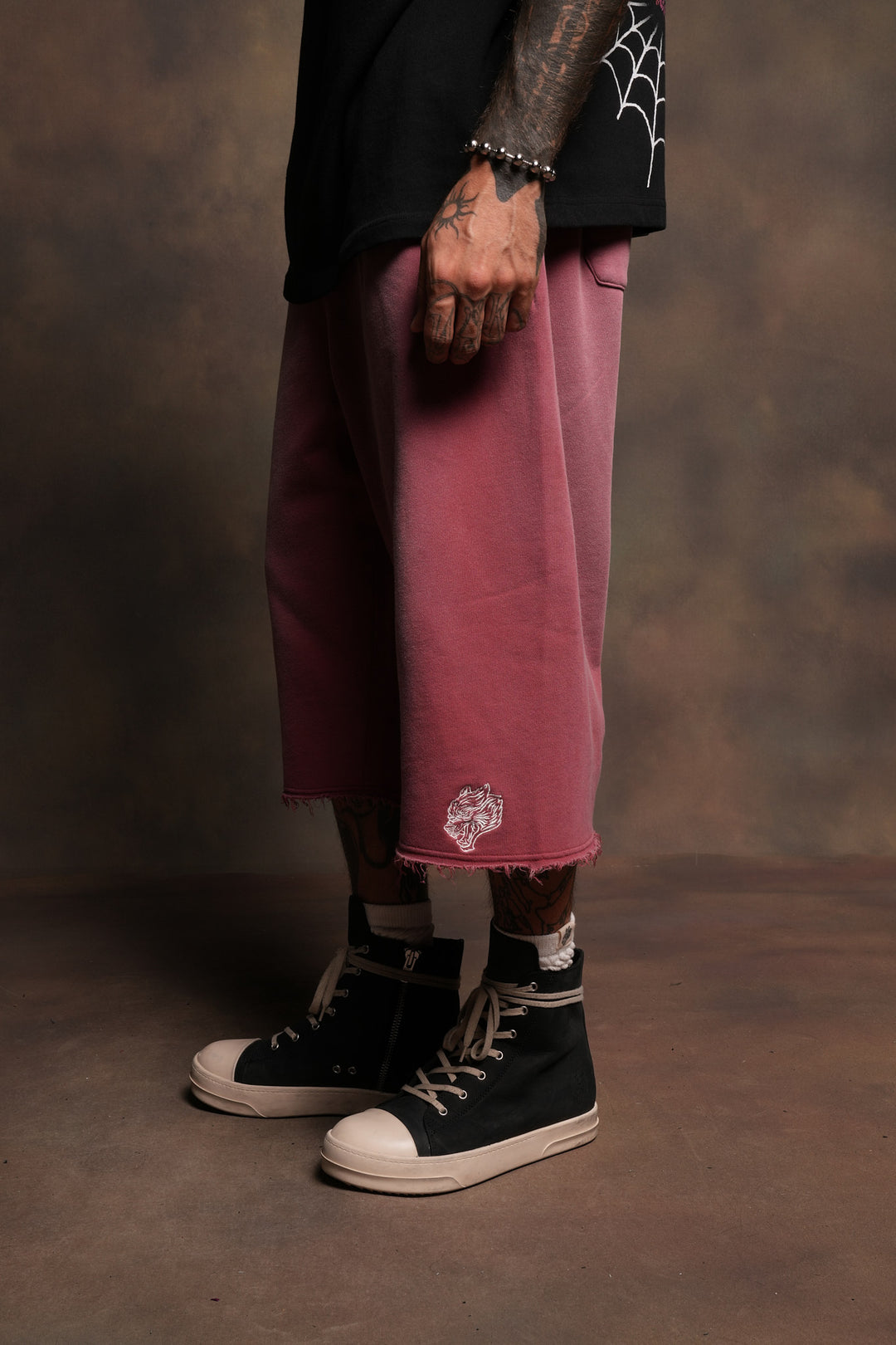 Dual Wolf Capri Sweat Pants In Cherry Red Super Sun Fade