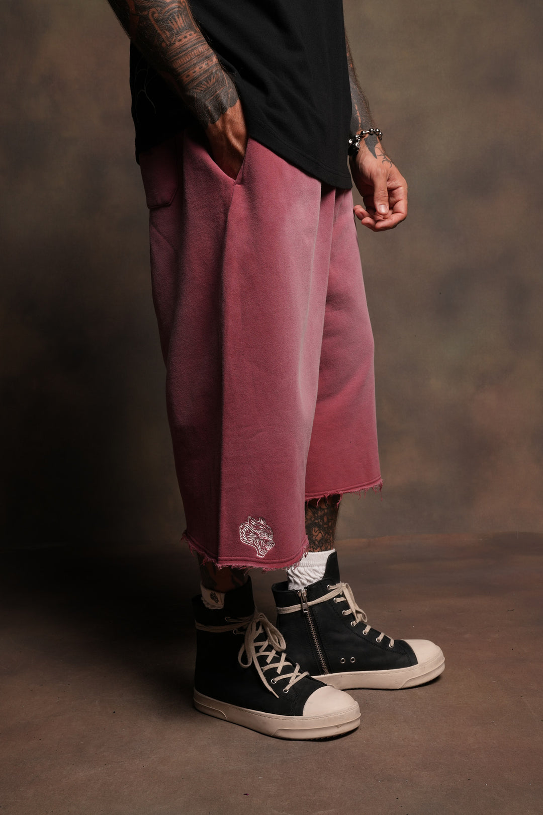 Dual Wolf Capri Sweat Pants In Cherry Red Super Sun Fade