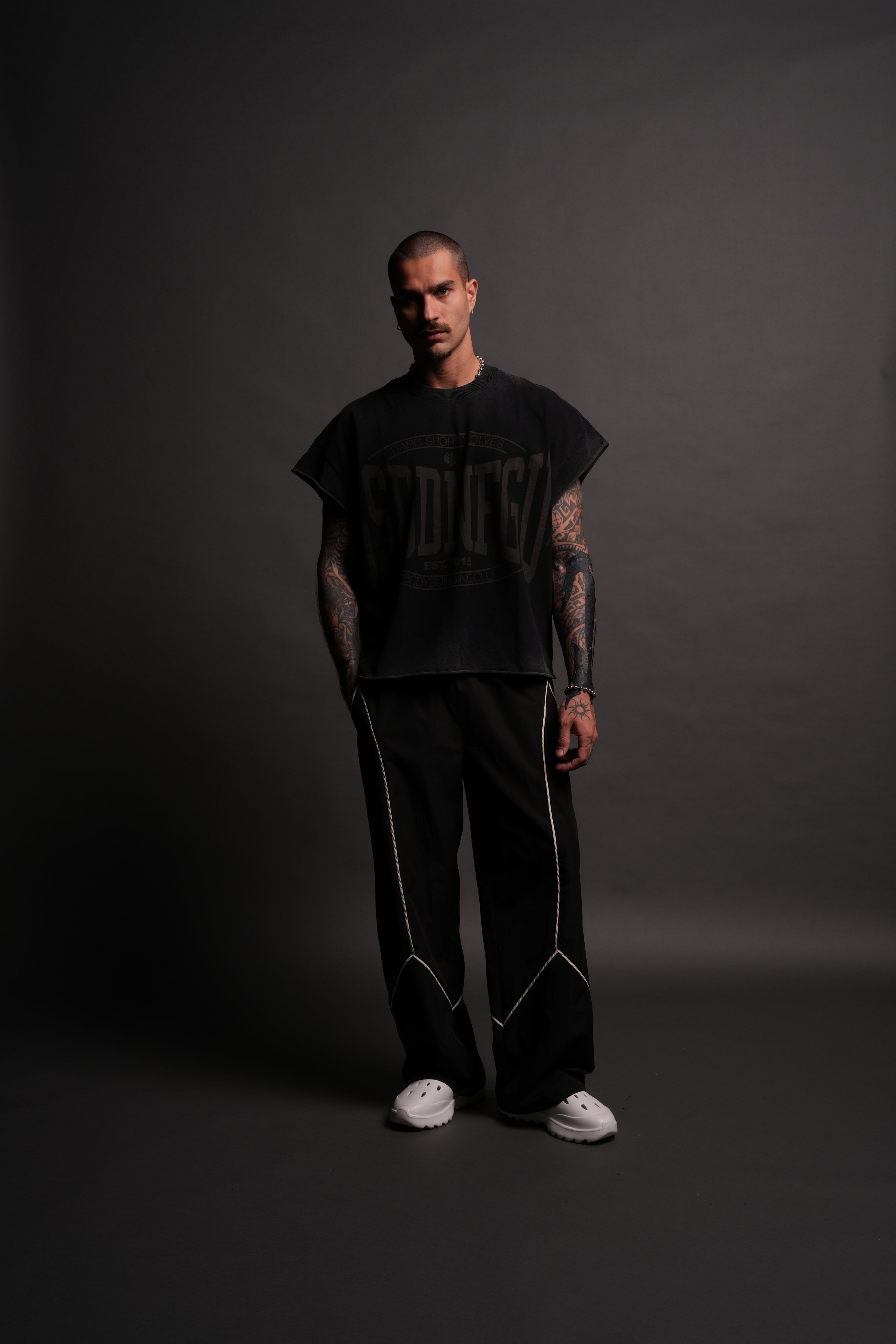 SSDDNFGU FRVR Grunge Cut-Off Tee in Black