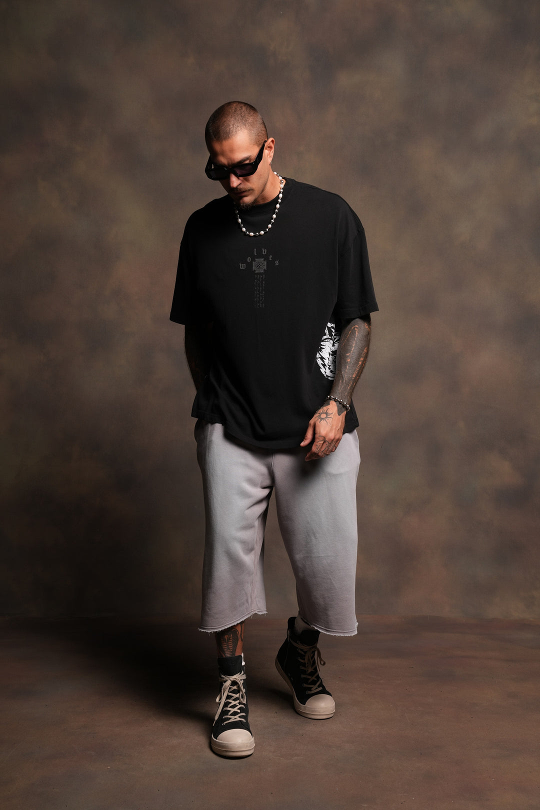 Dual Wolf Capri Sweat Pants In Pale Gray Super Sun Fade