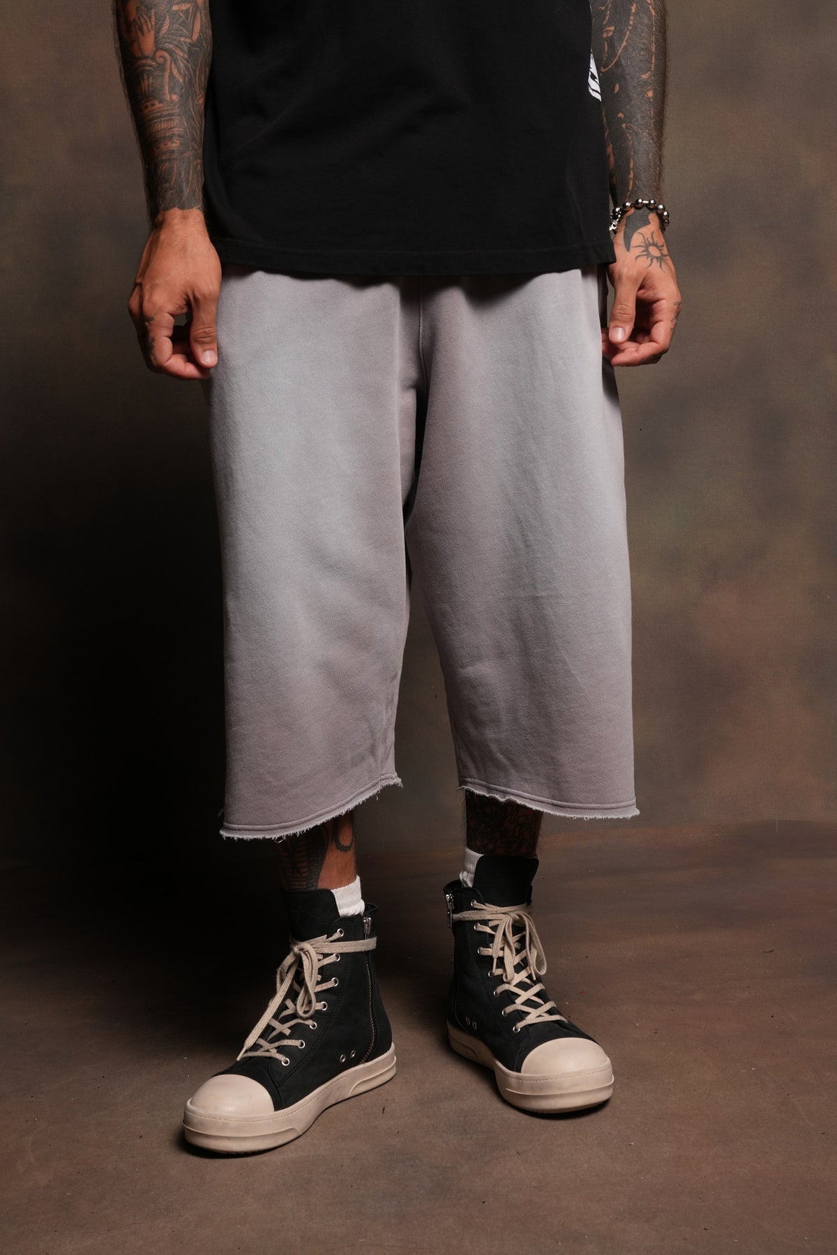 Dual Wolf Capri Sweat Pants In Pale Gray Super Sun Fade