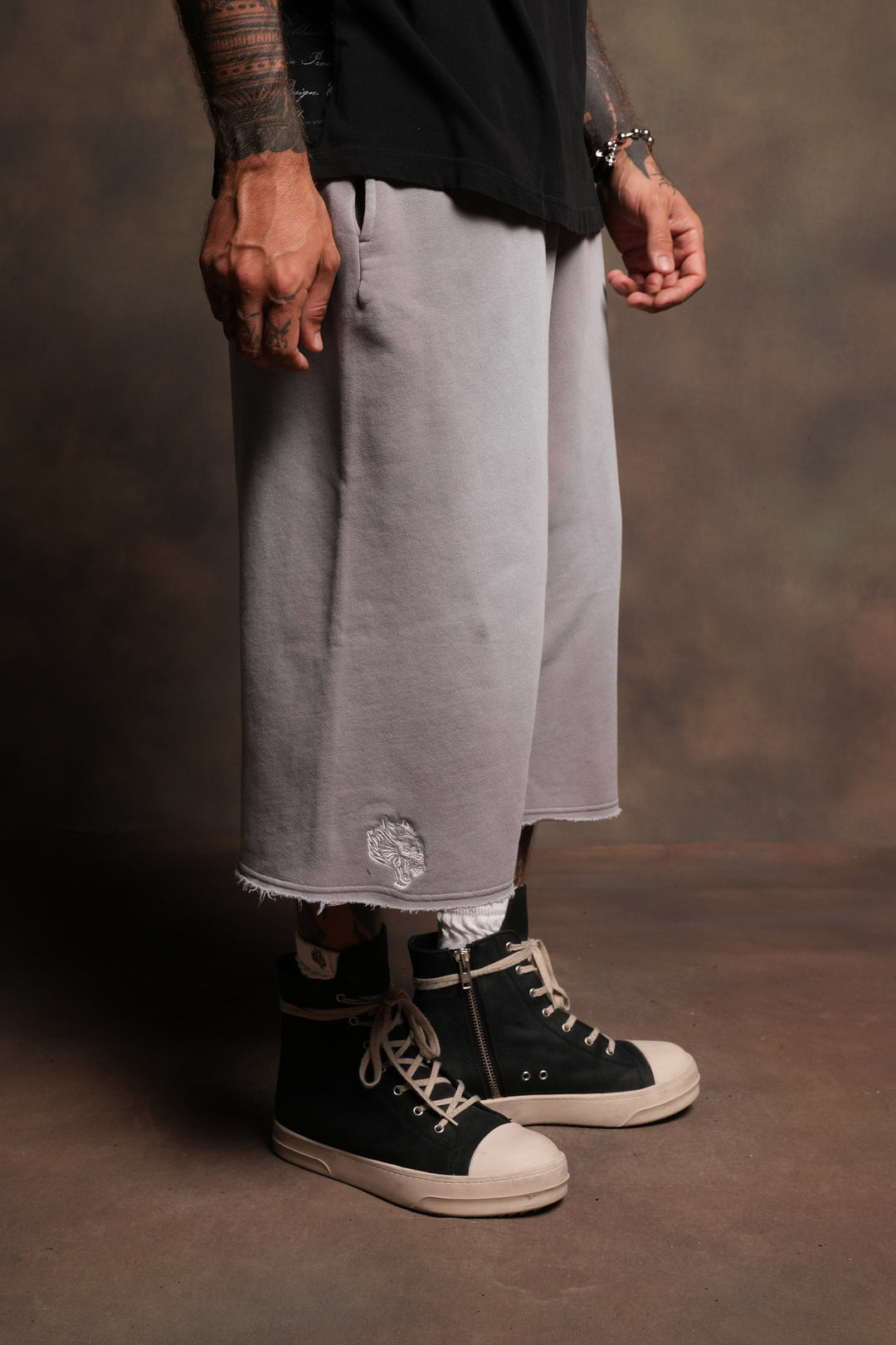 Dual Wolf Capri Sweat Pants In Pale Gray Super Sun Fade