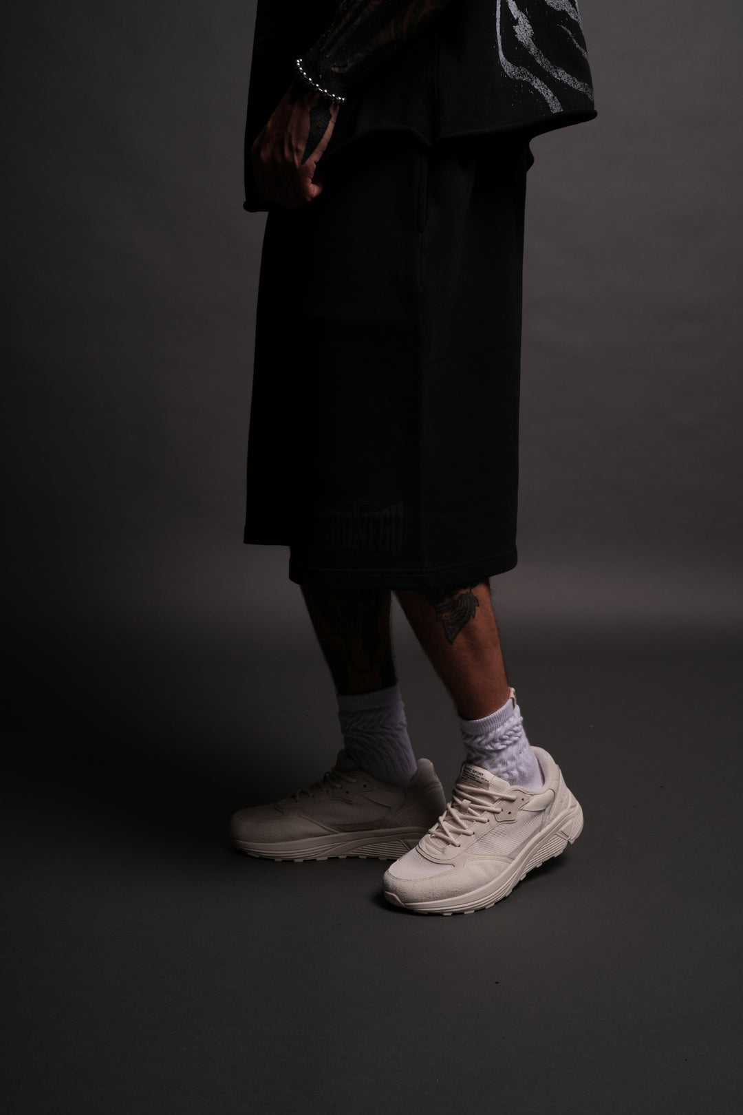 SSDDNFGU FRVR Oversized Osiris Sweat Shorts in Black
