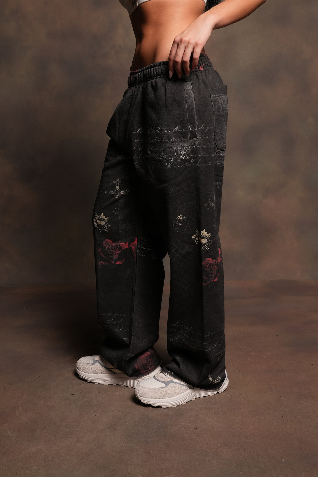 Wolves Pyramid Big Cozy Sweats In Rosas Del Corazon