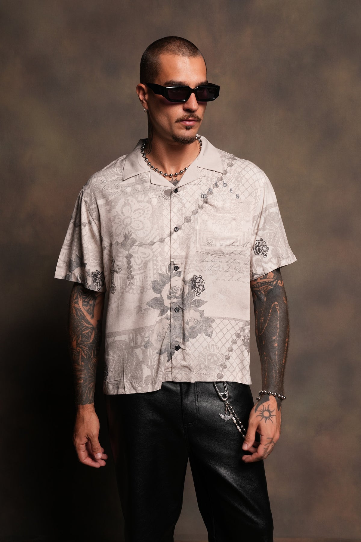 Wolves Pyramid Romero Mid Length Button Up In Ceniza Y Rosas