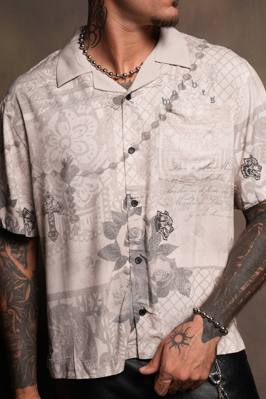 Wolves Pyramid Romero Mid Length Button Up In Ceniza Y Rosas