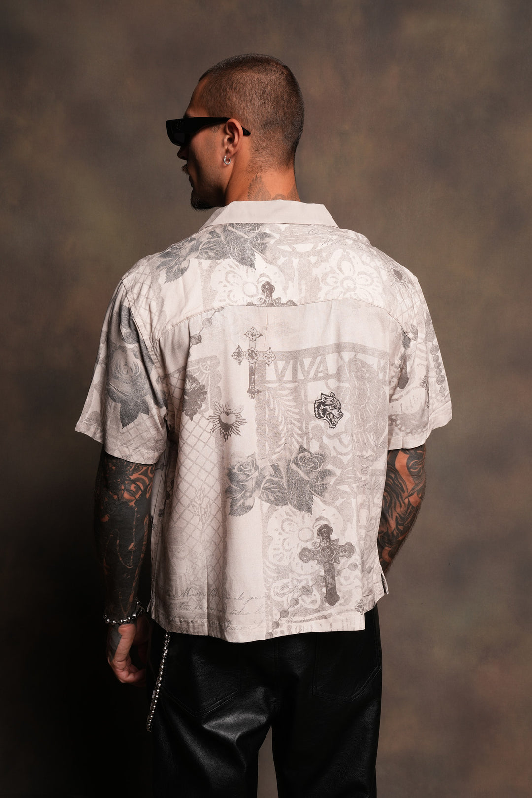Wolves Pyramid Romero Mid Length Button Up In Ceniza Y Rosas