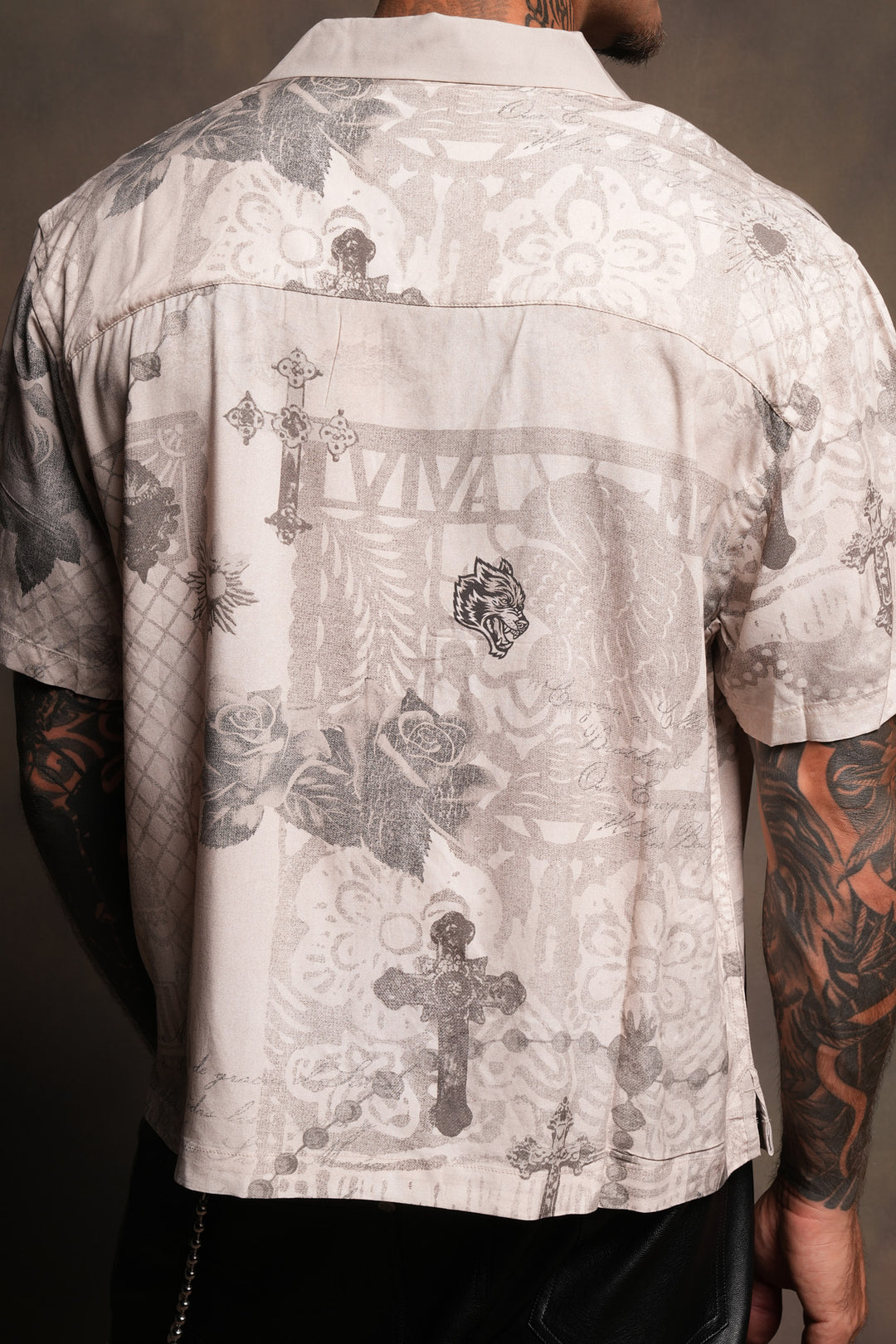 Wolves Pyramid Romero Mid Length Button Up In Ceniza Y Rosas
