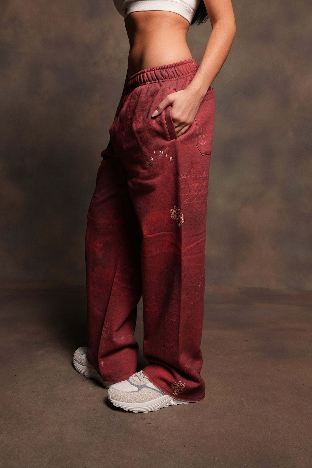 Wolves Pyramid Big Cozy Sweats In Rosas De Sangre