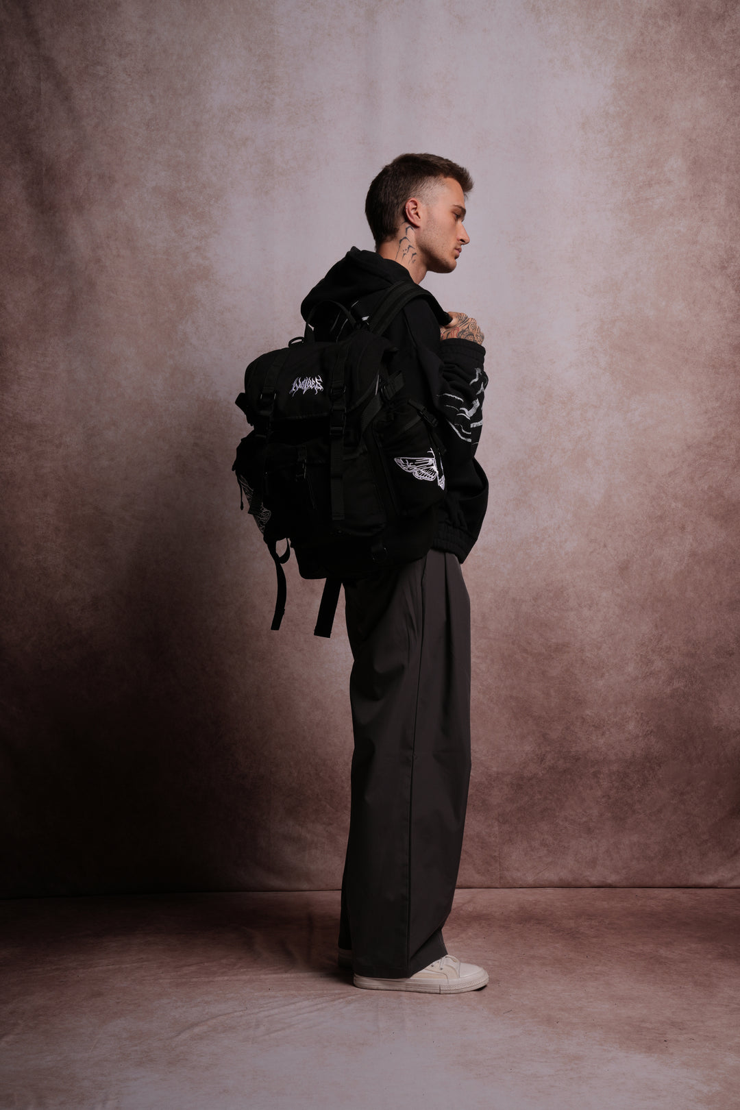Wolves Hesh Traveler Backpack in Black