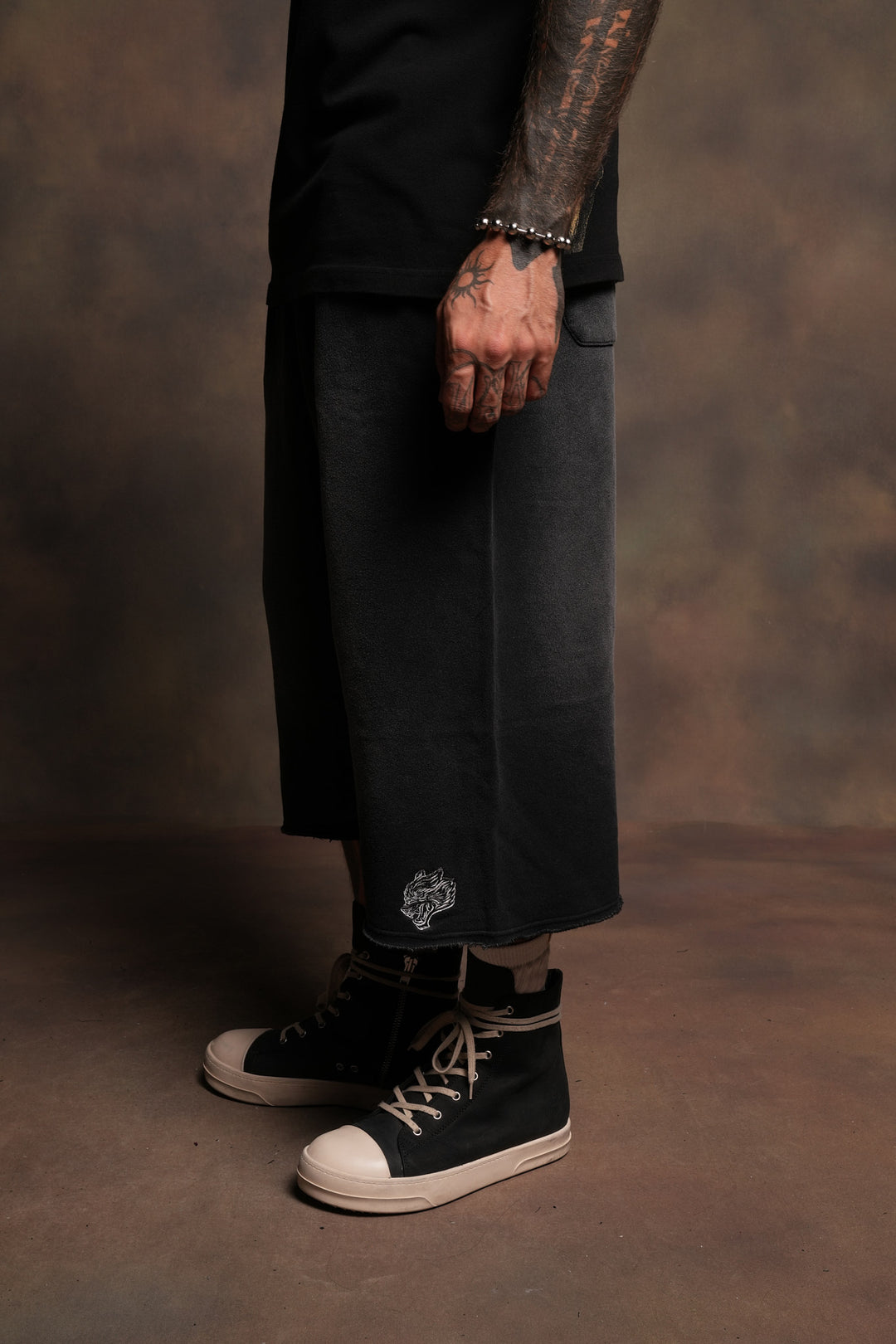 Dual Wolf Capri Sweat Pants In Black Super Sun Fade