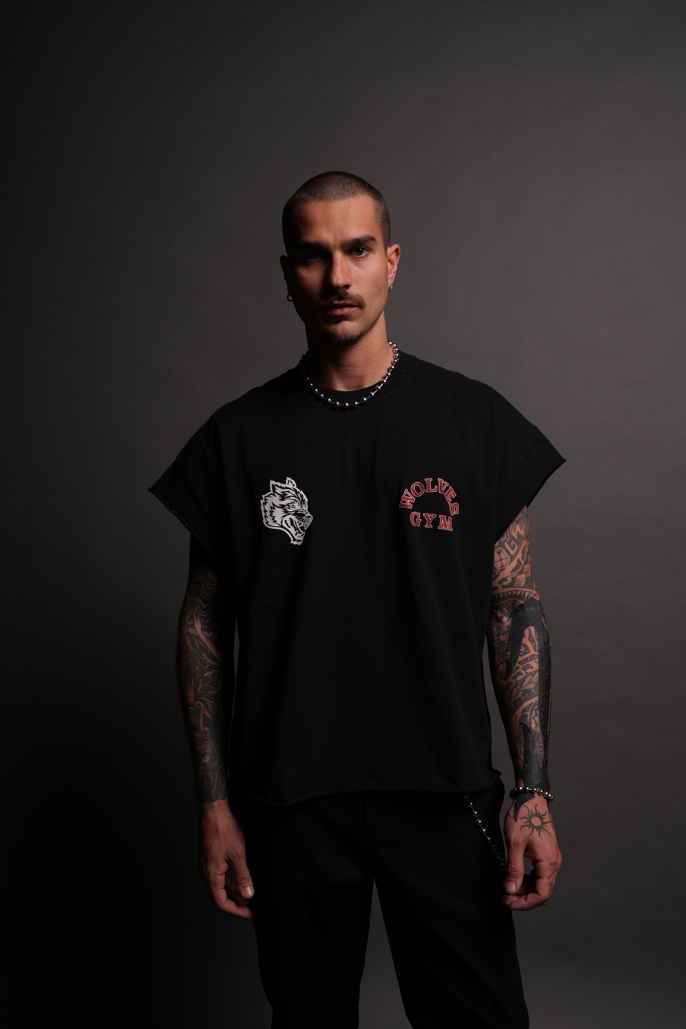 Wolves Gym V2 Grunge Cut-Off Tee in Black