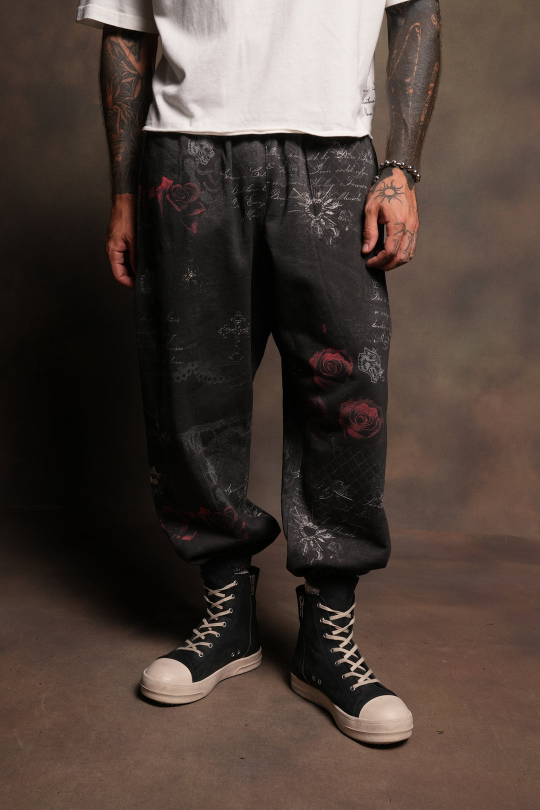 Wolves Pyramid Lightweight Lounger Sweat Pants In Rosas Del Corazon