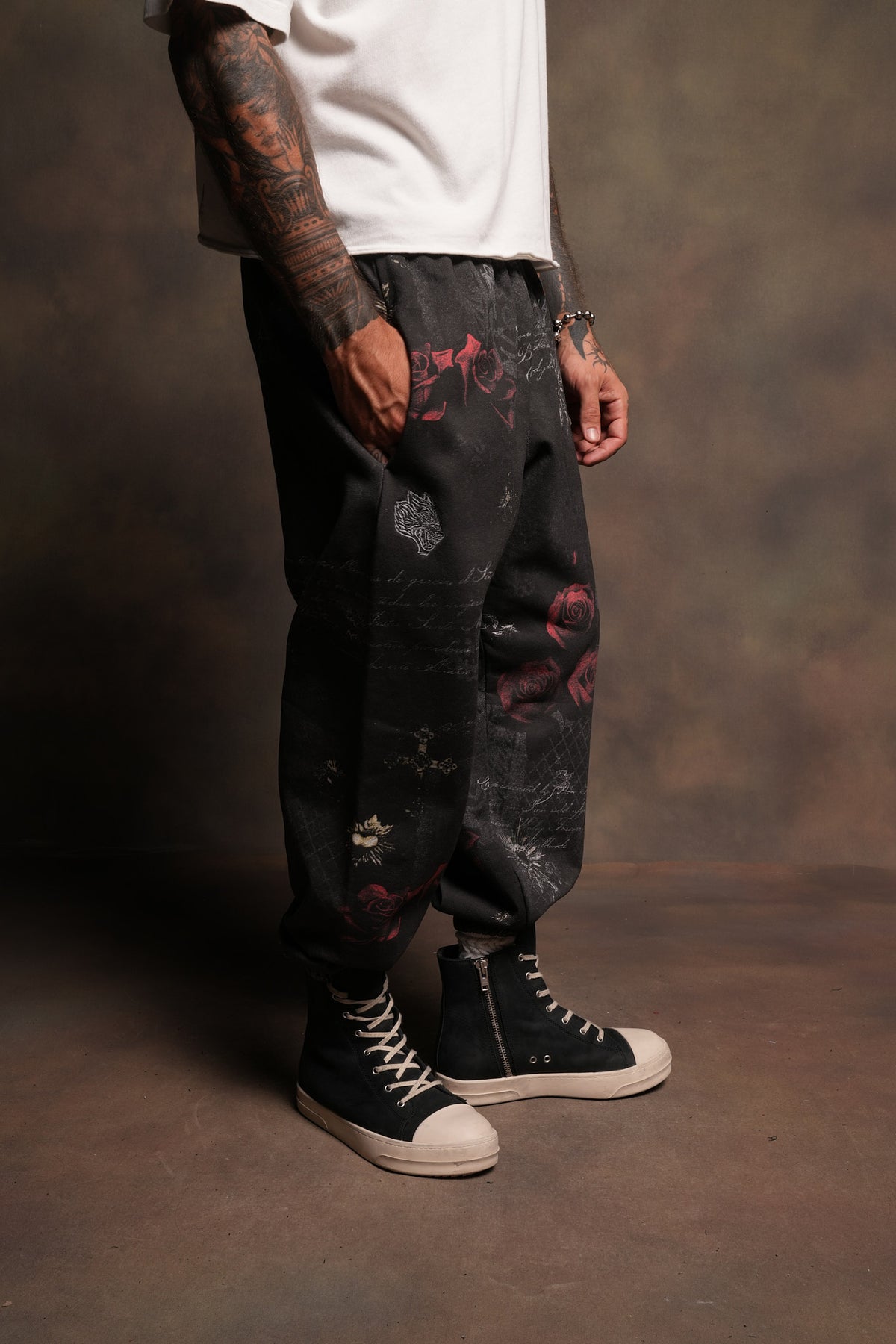 Wolves Pyramid Lightweight Lounger Sweat Pants In Rosas Del Corazon
