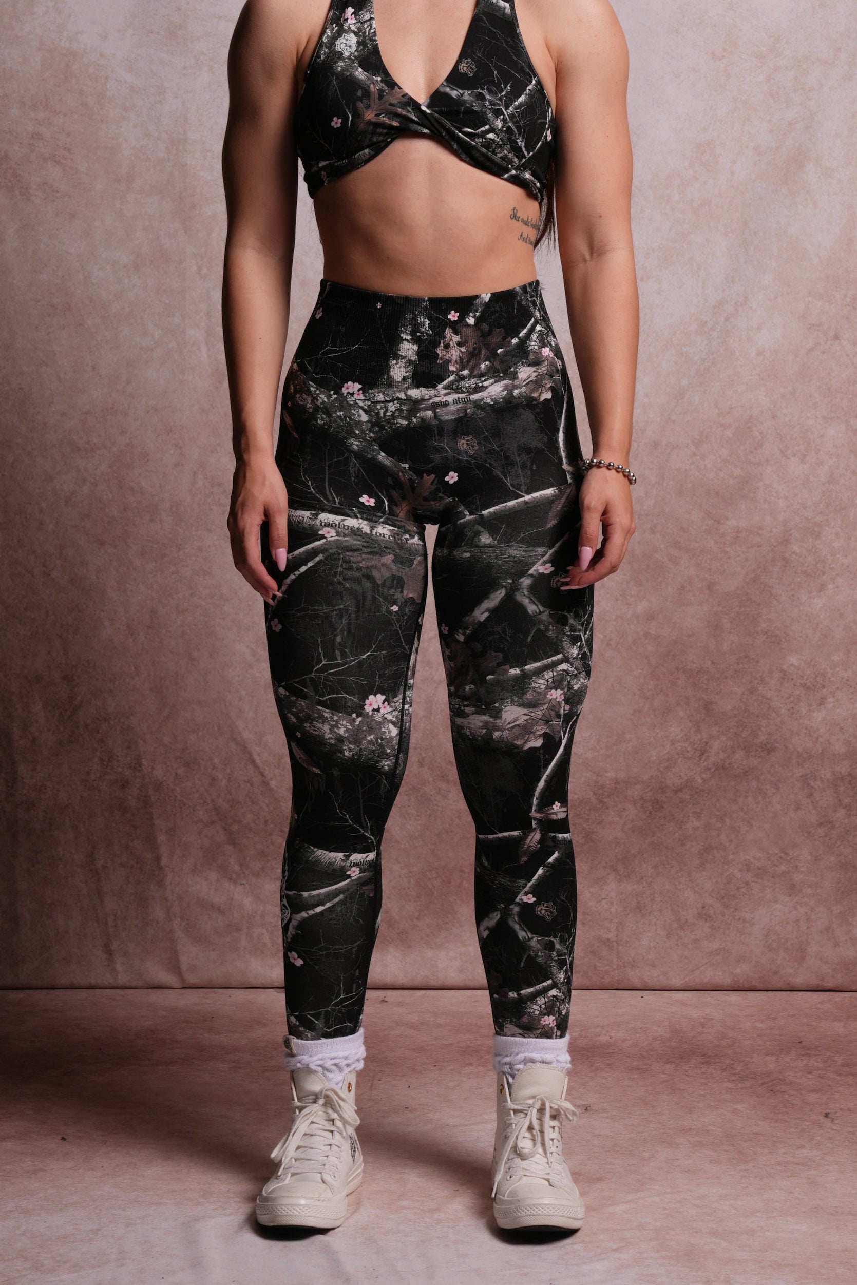 Big Wolf "Everson Seamless" Huxley Scrunch Leggings in Darc Blossom Woodland Camo