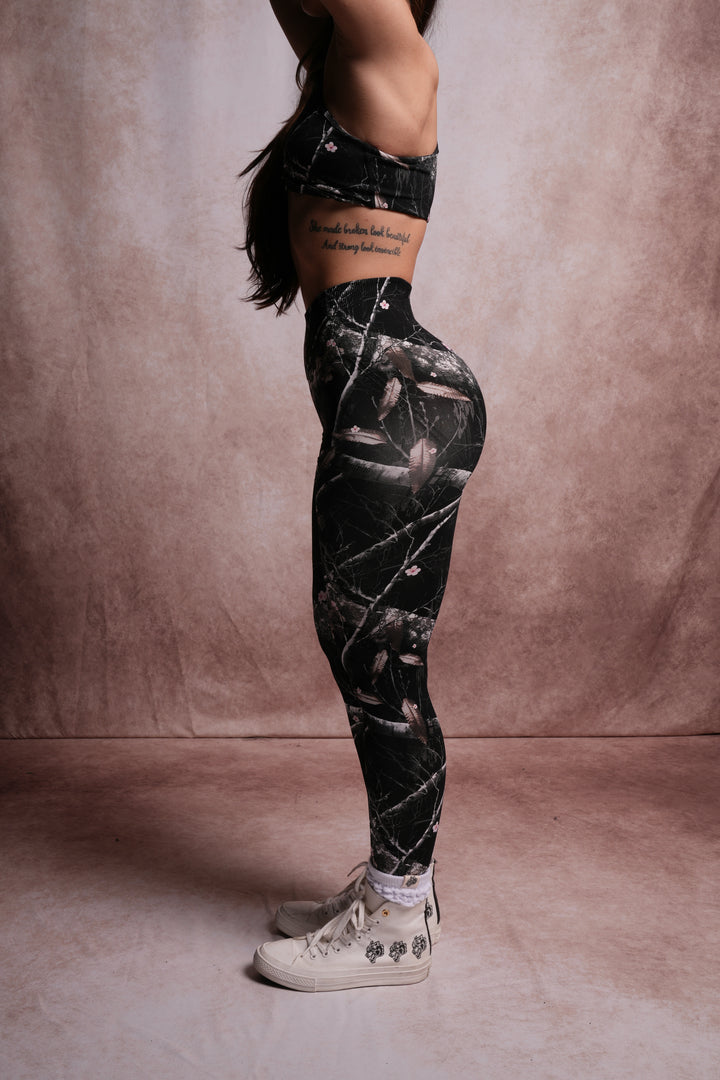 Big Wolf "Everson Seamless" Huxley Scrunch Leggings in Darc Blossom Woodland Camo