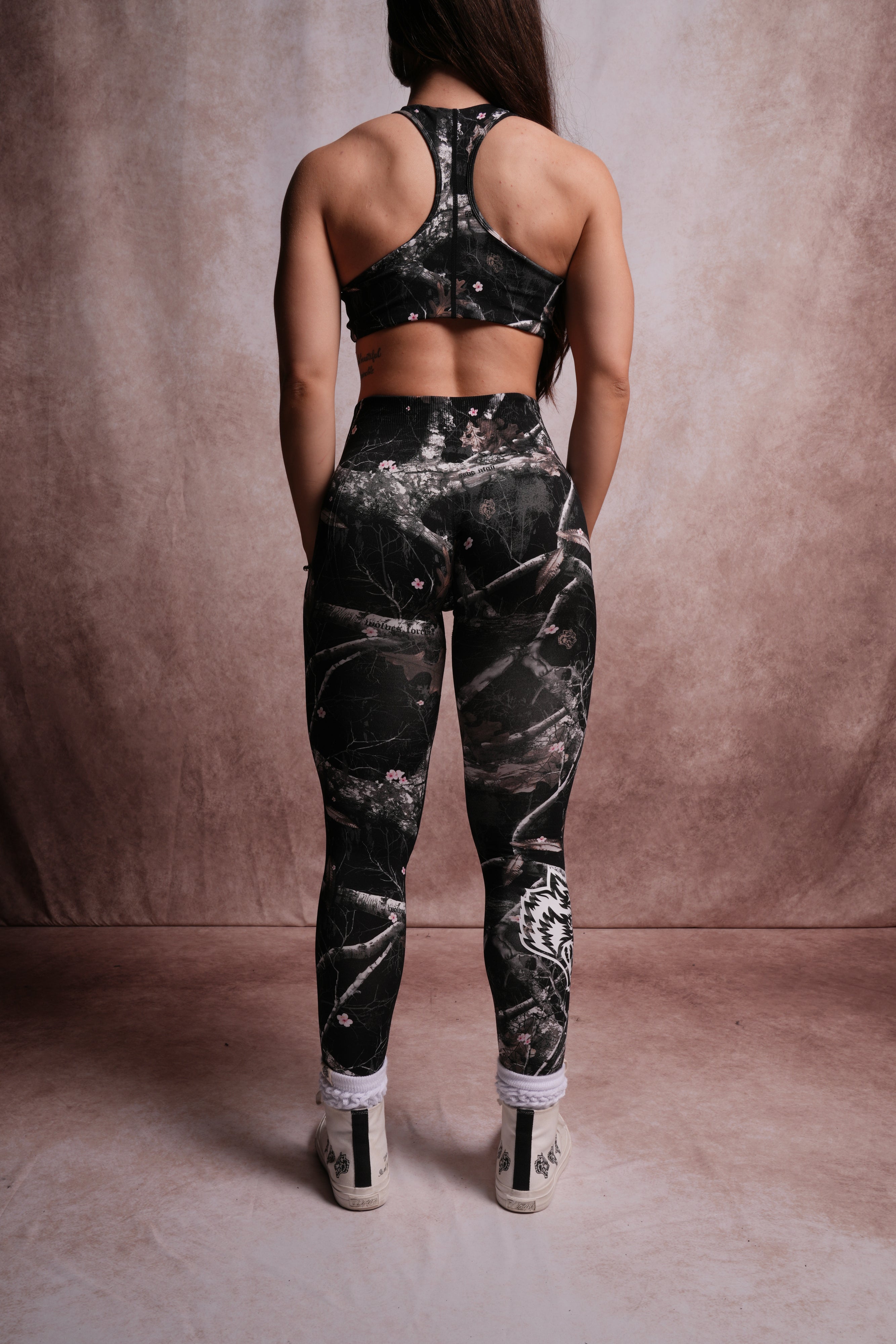 Big Wolf "Everson Seamless" Huxley Scrunch Leggings in Darc Blossom Woodland Camo