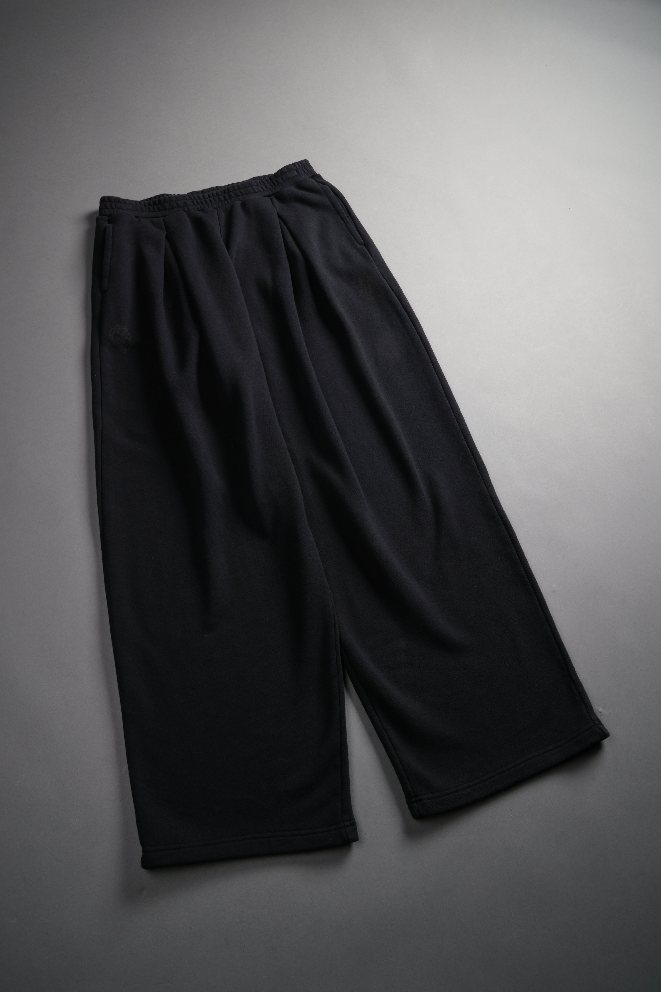 Chopper Appliqué "Yara" Pleated Sweat Pants V2 in Black