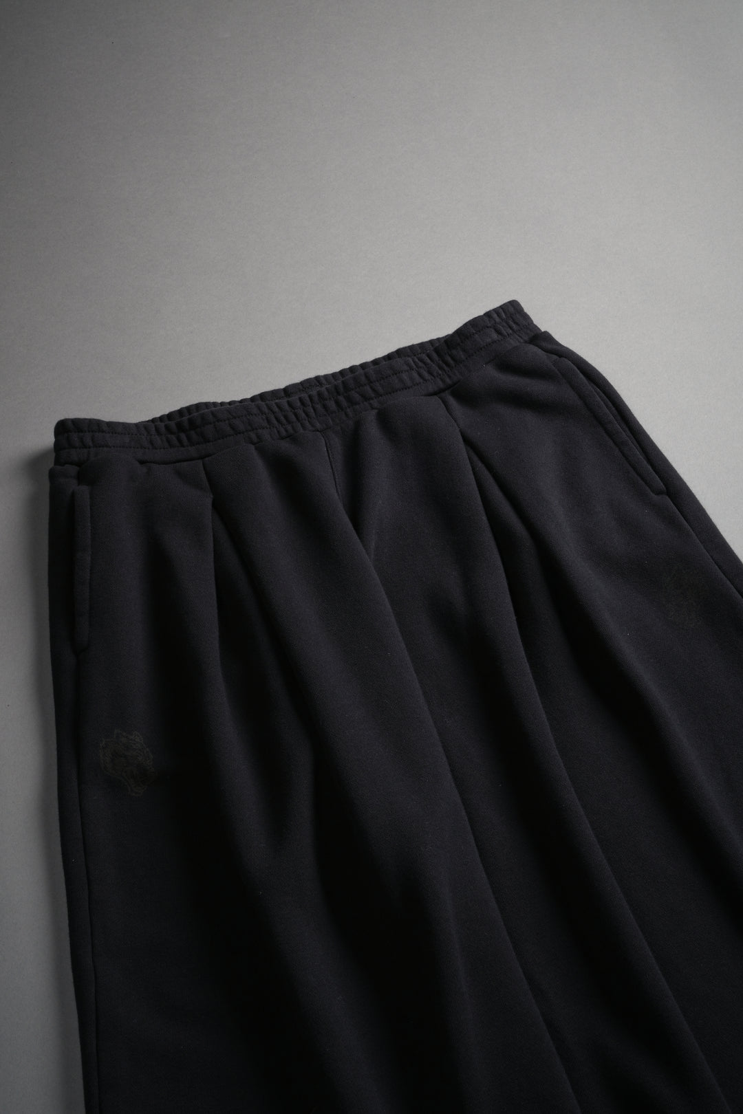 Chopper Appliqué "Yara" Pleated Sweat Pants V2 in Black