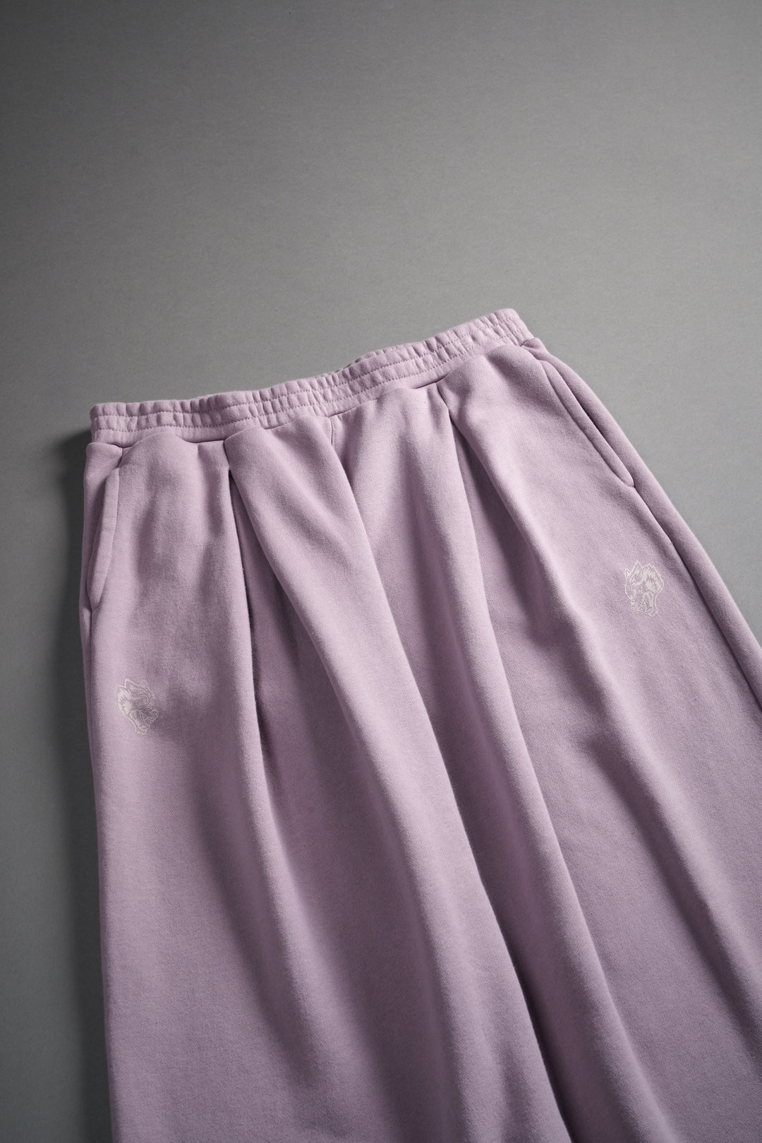 Chopper Appliqué "Yara" Pleated Sweat Pants V2 in Purple Smoke