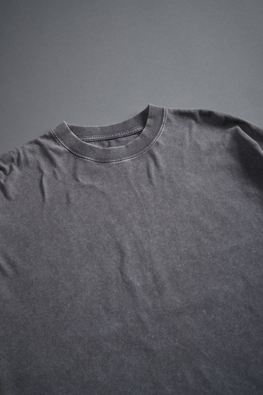 The Shadow Grunge Mid Length Raw Hem Ls Tee in Slate Gray