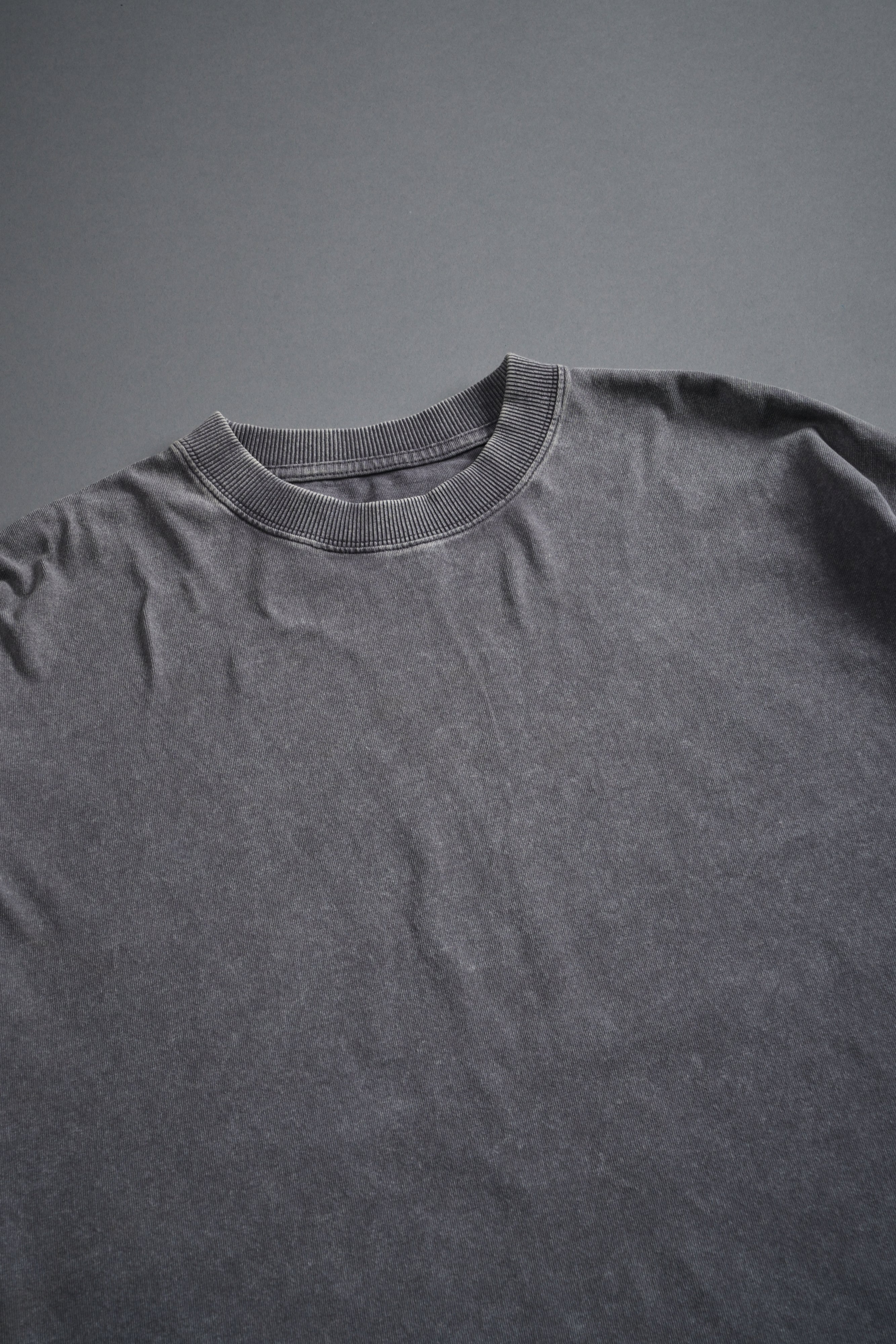 The Shadow Grunge Mid Length Raw Hem Ls Tee in Slate Gray