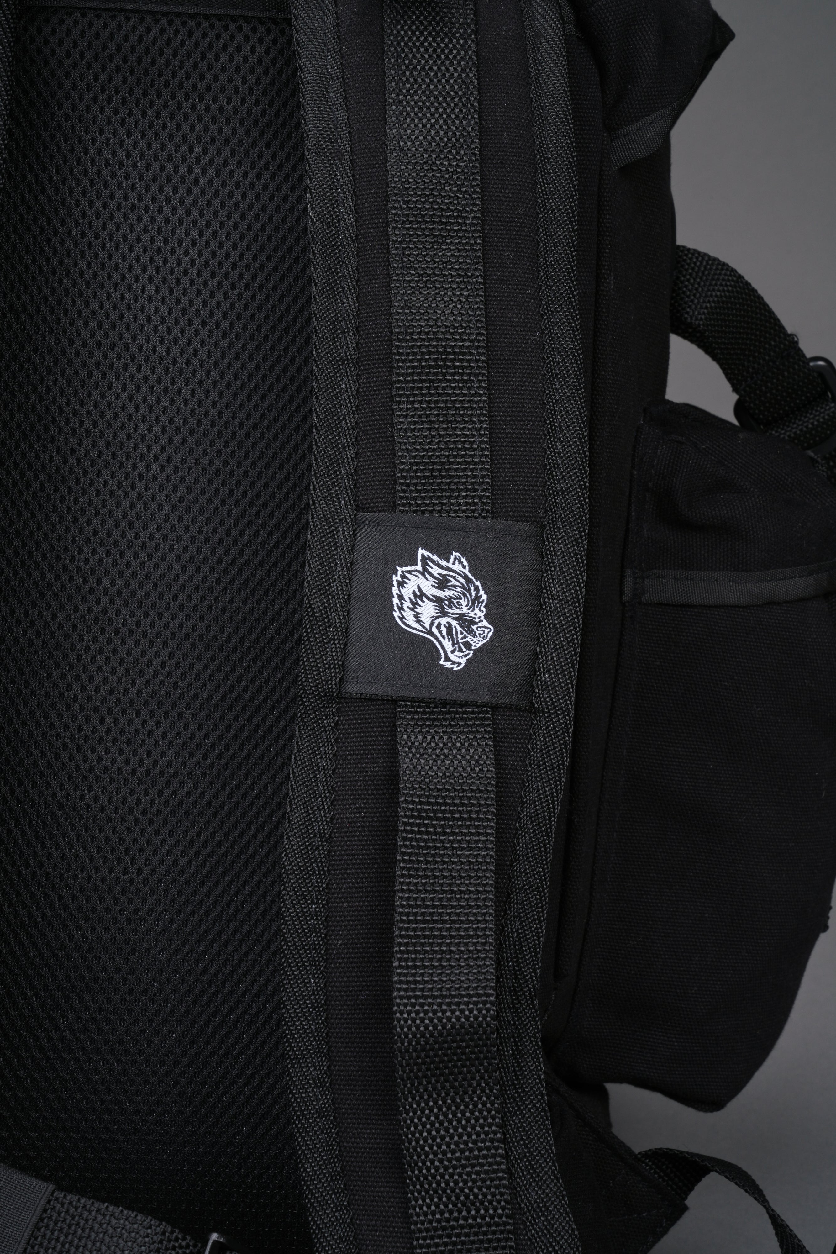 Wolves Hesh Traveler Backpack in Black