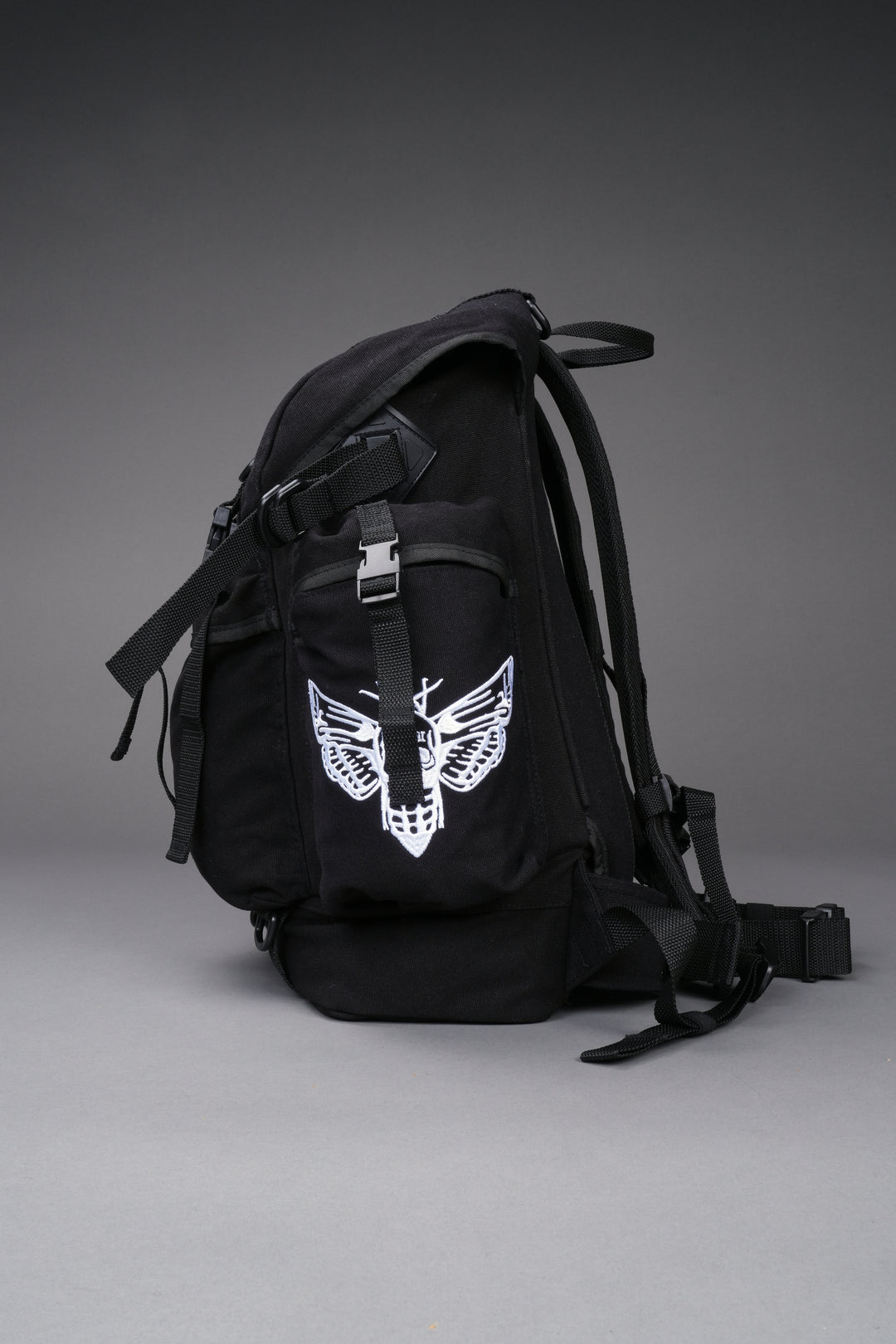 Wolves Hesh Traveler Backpack in Black