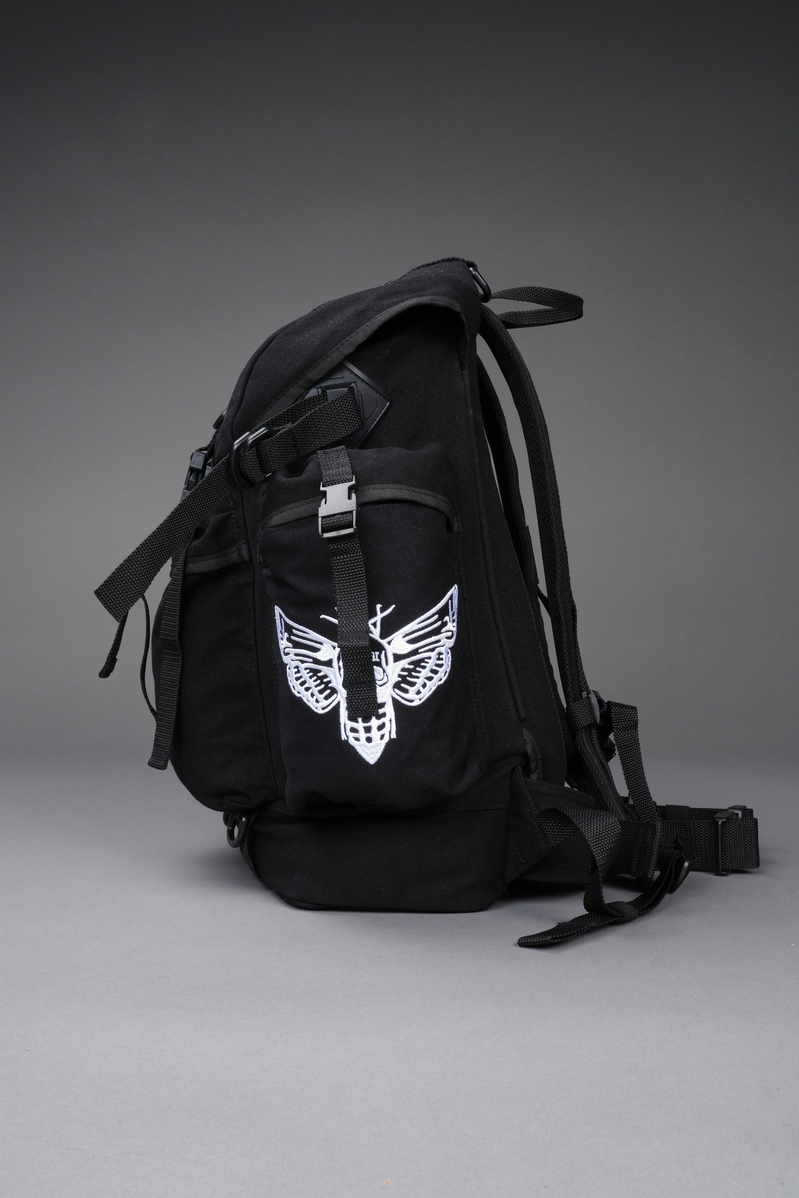 Wolves Hesh Traveler Backpack in Black