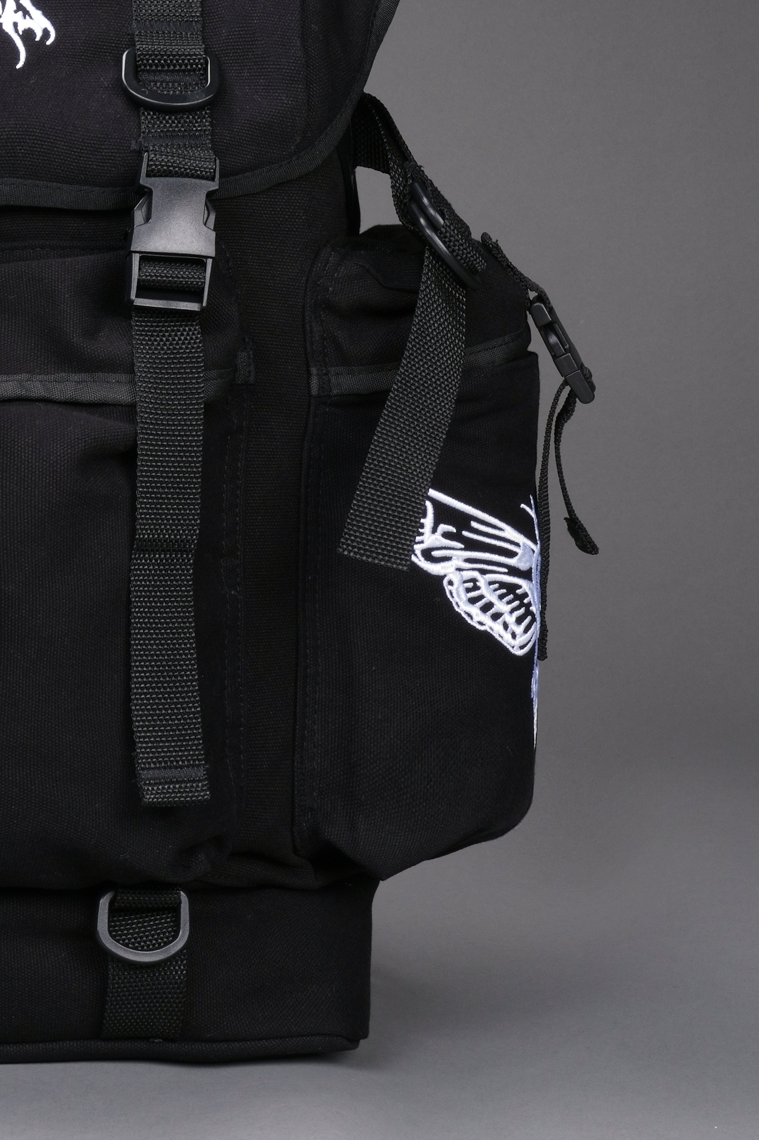 Wolves Hesh Traveler Backpack in Black