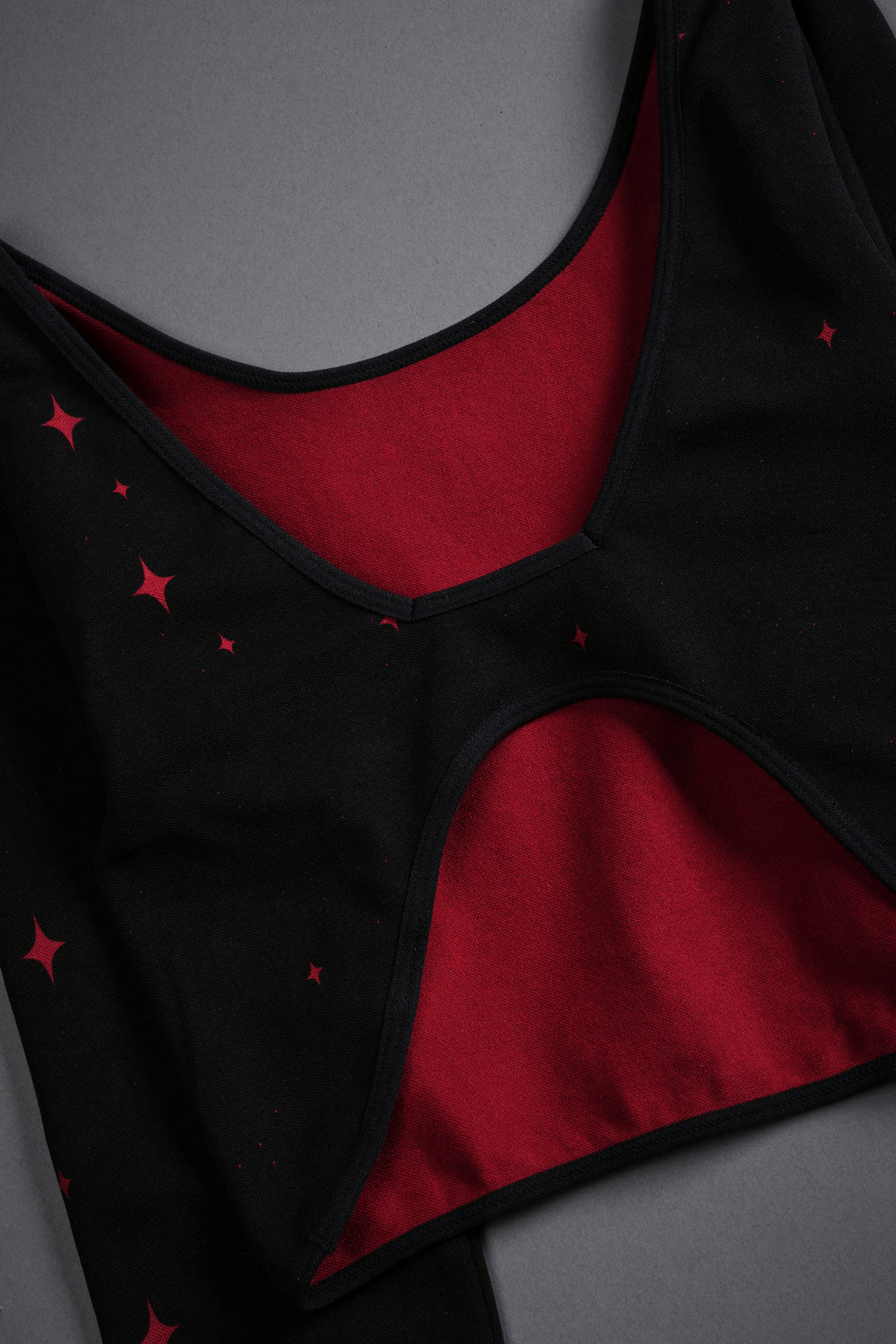 Darc Script "Everson Seamless" Chloe L/S Top in Black/Red Starry Night