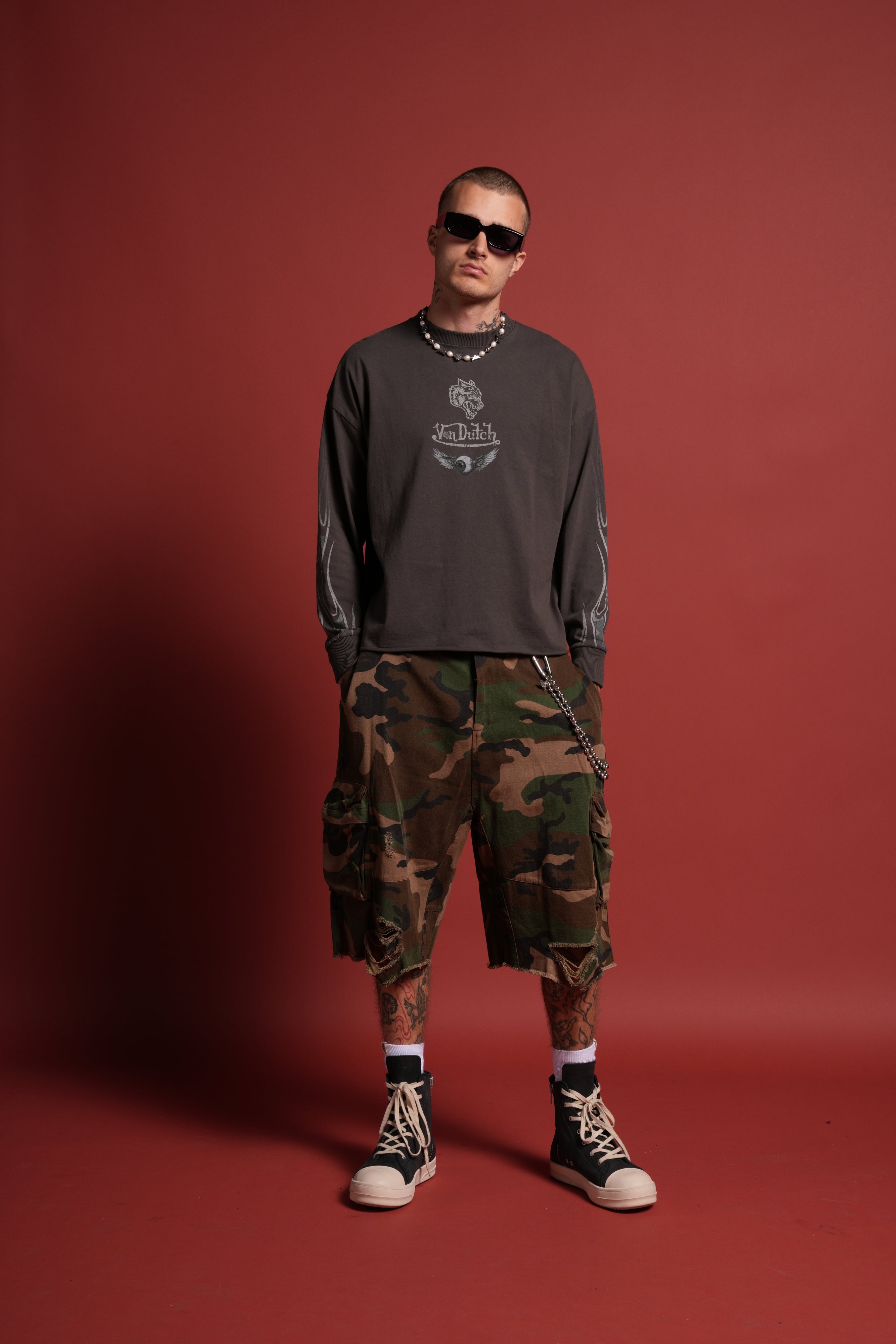 Take-Off Grunge Mid-Length Raw Hem LS Tee in Wolf Gray