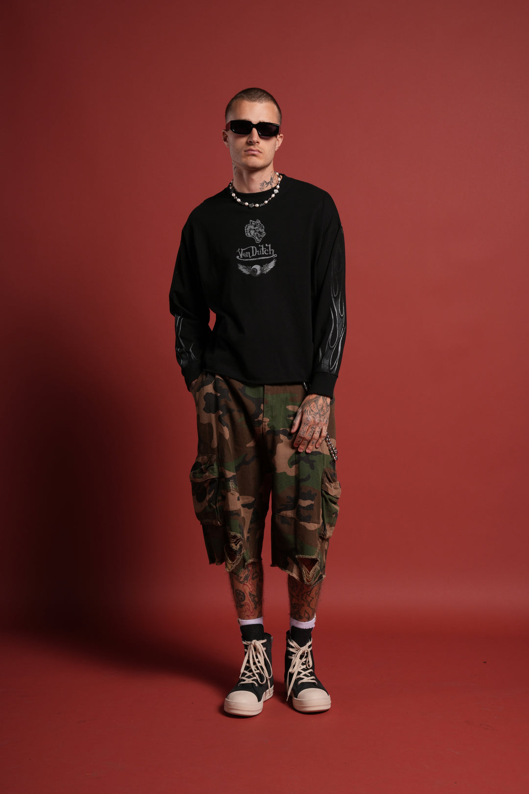 Take-Off Grunge Mid-Length Raw Hem LS Tee in Black