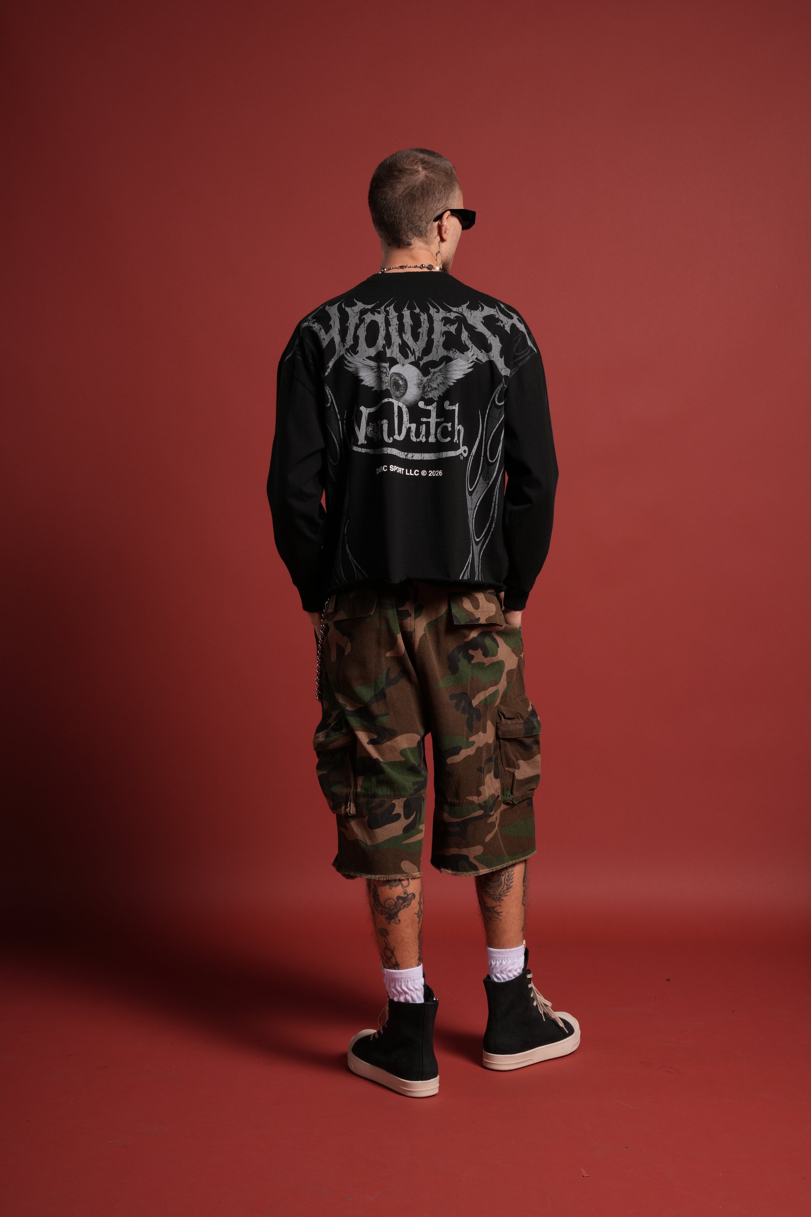 Take-Off Grunge Mid-Length Raw Hem LS Tee in Black