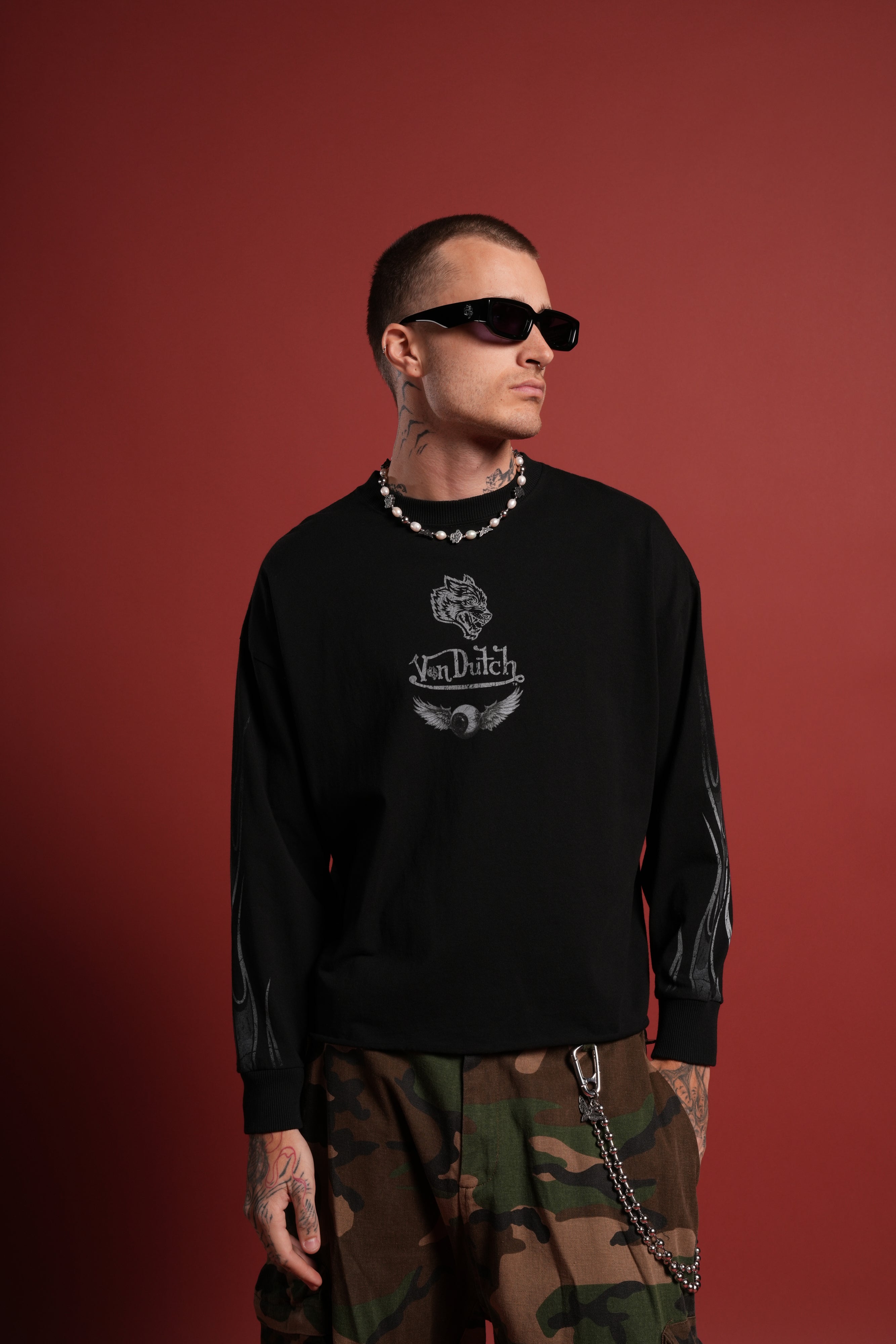 Take-Off Grunge Mid-Length Raw Hem LS Tee in Black