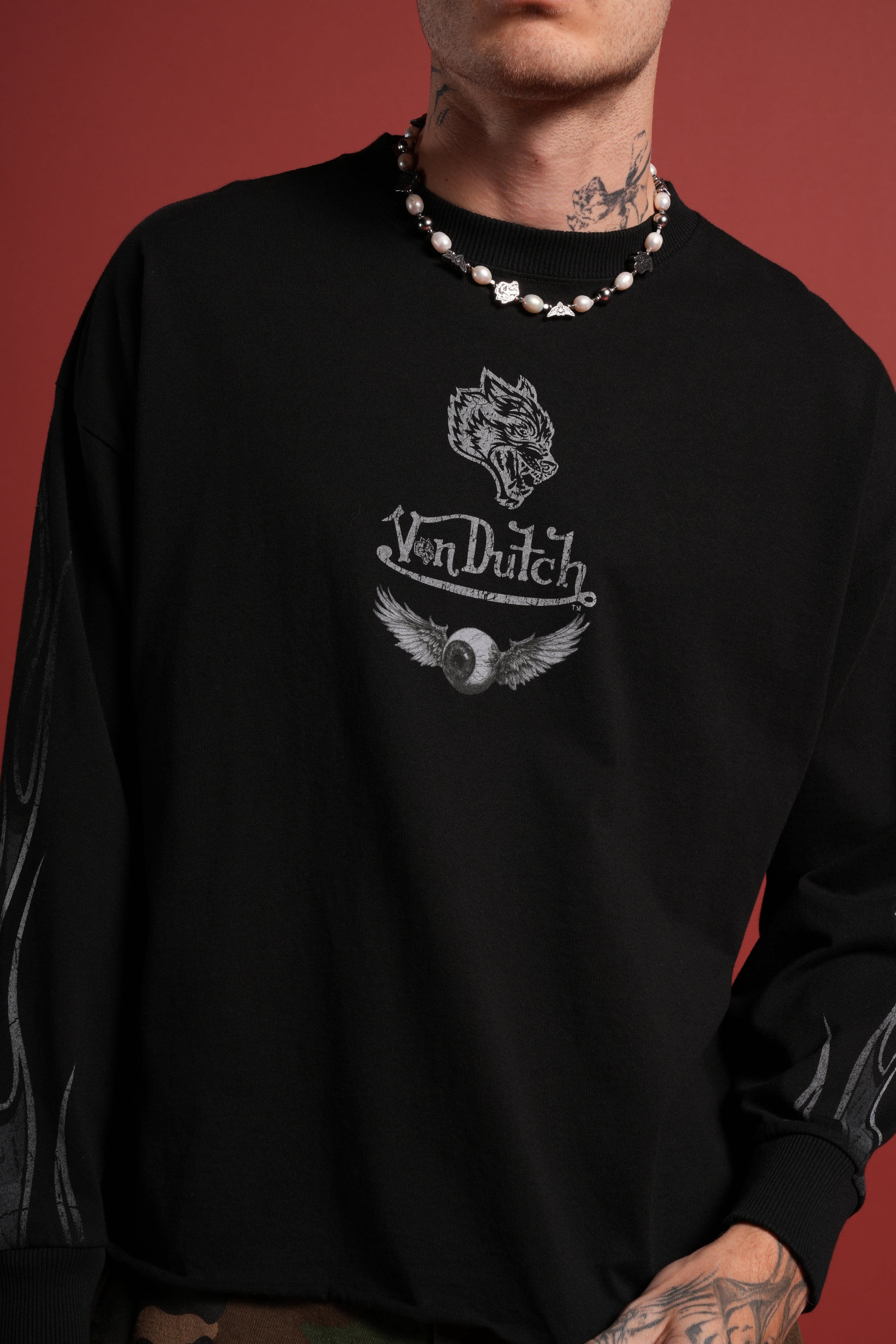 Take-Off Grunge Mid-Length Raw Hem LS Tee in Black