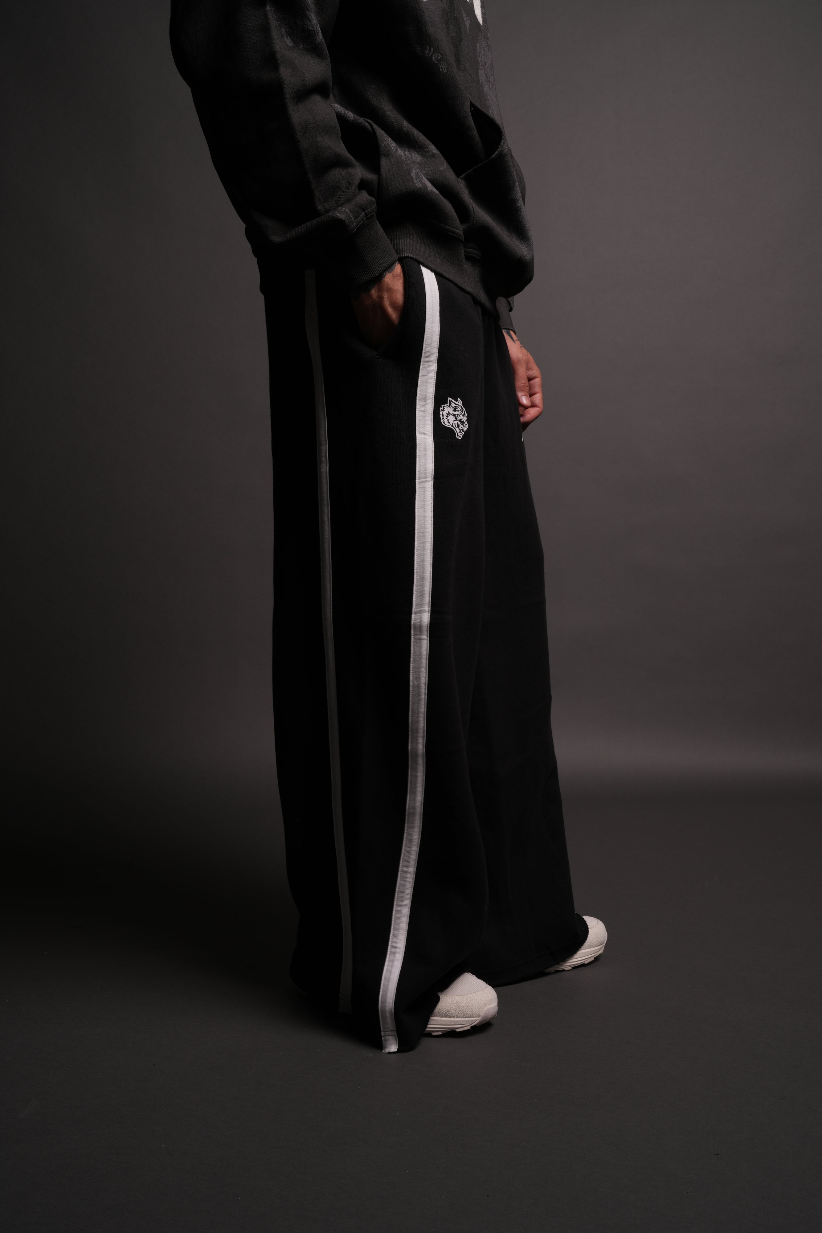 Chopper Wolf Remind Omen Sweat Pants in Black