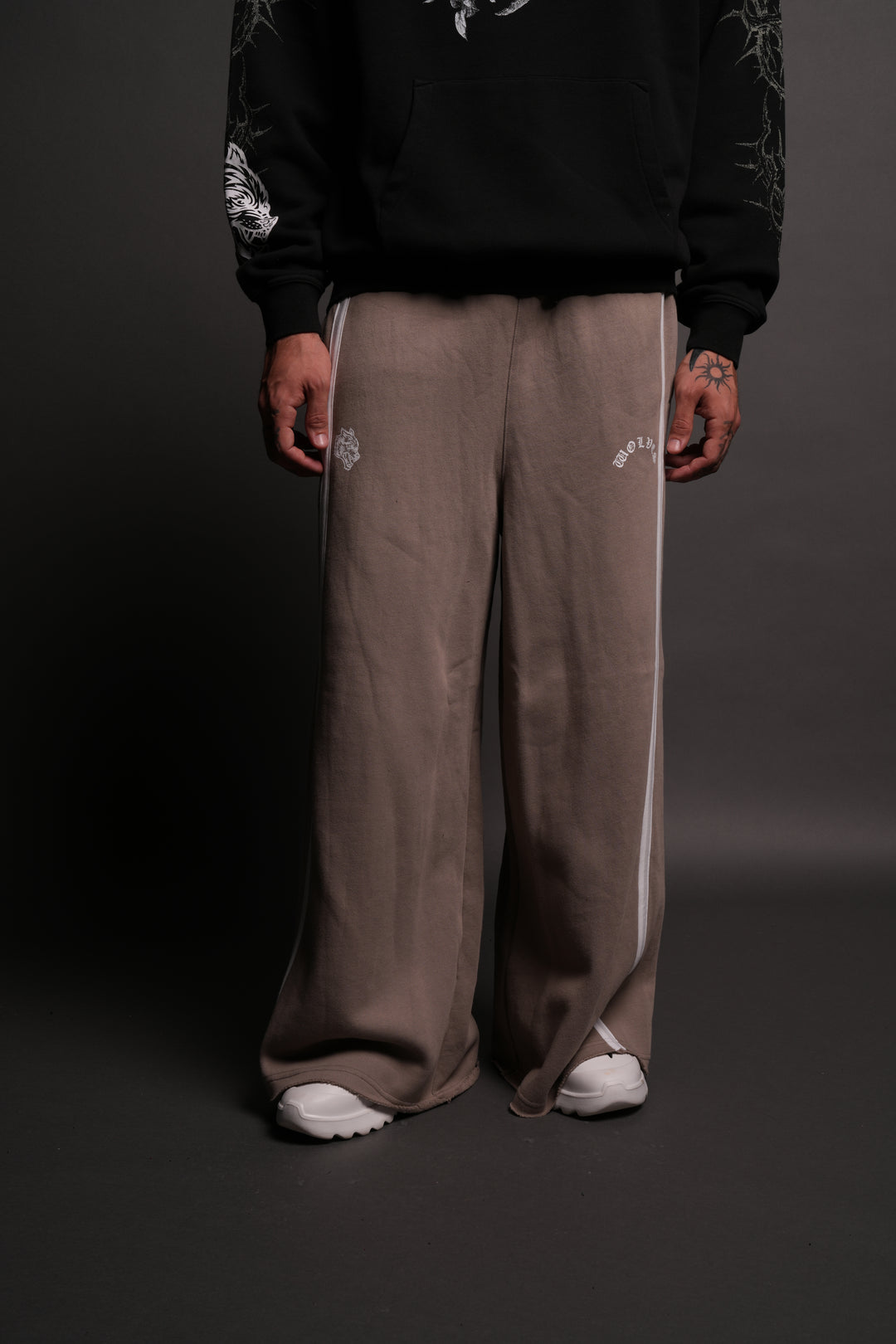 Chopper Wolf Remind Omen Sweat Pants in Taupe