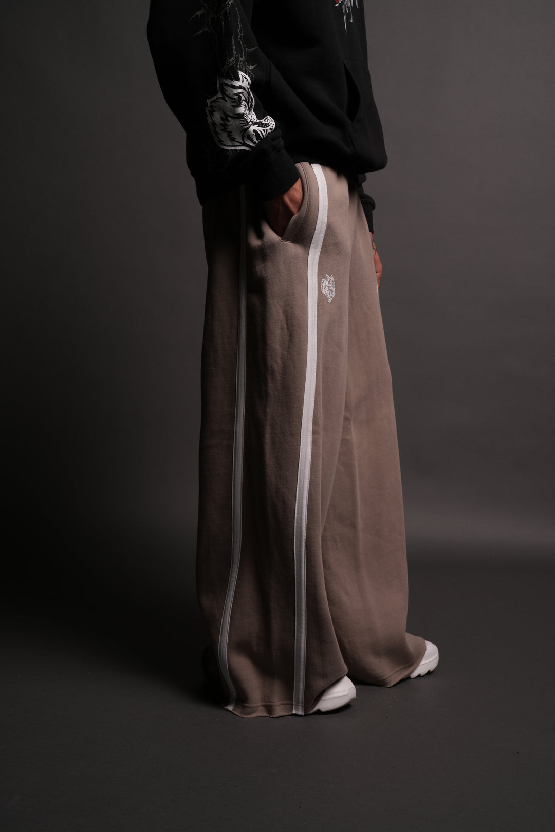 Chopper Wolf Remind Omen Sweat Pants in Taupe