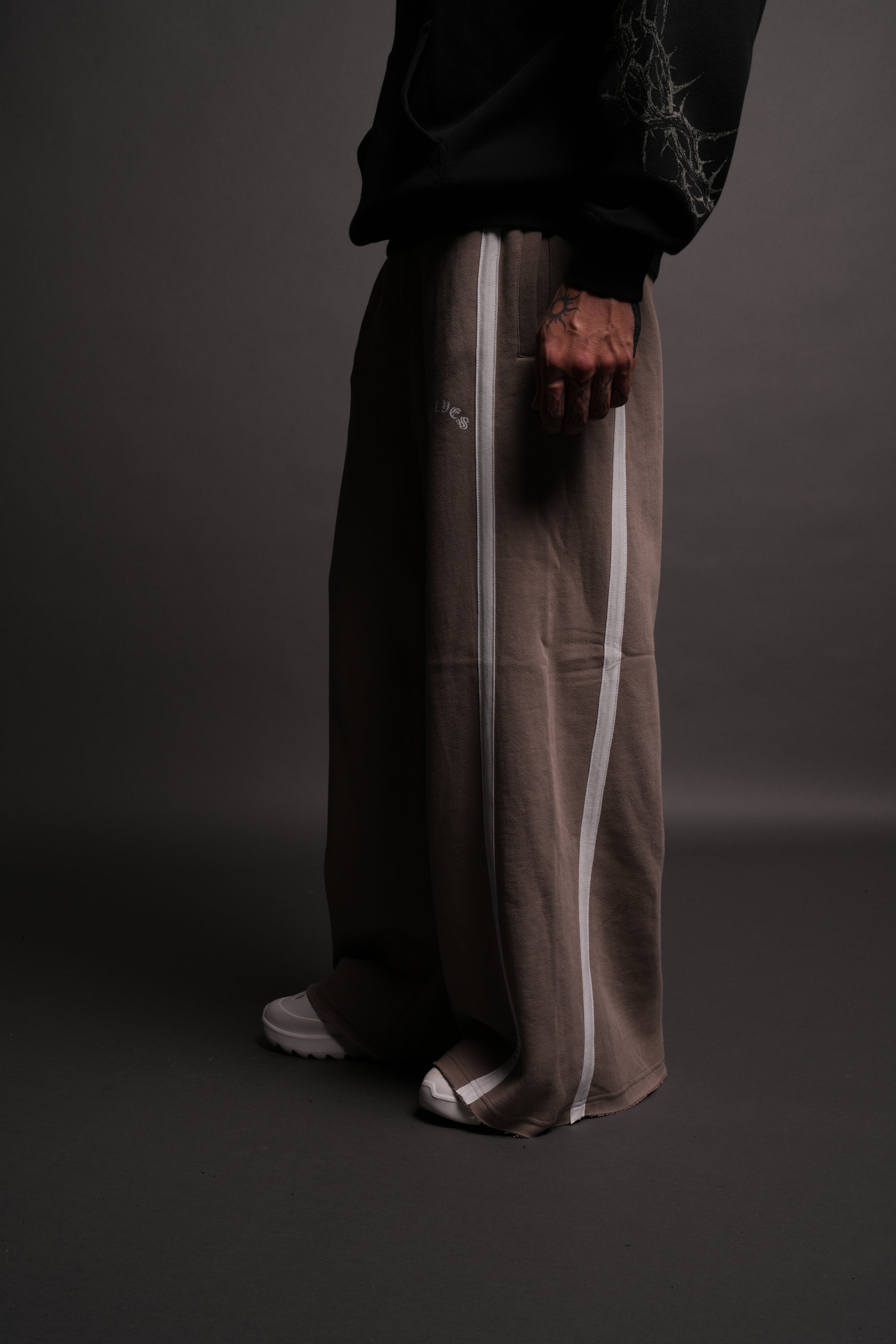 Chopper Wolf Remind Omen Sweat Pants in Taupe