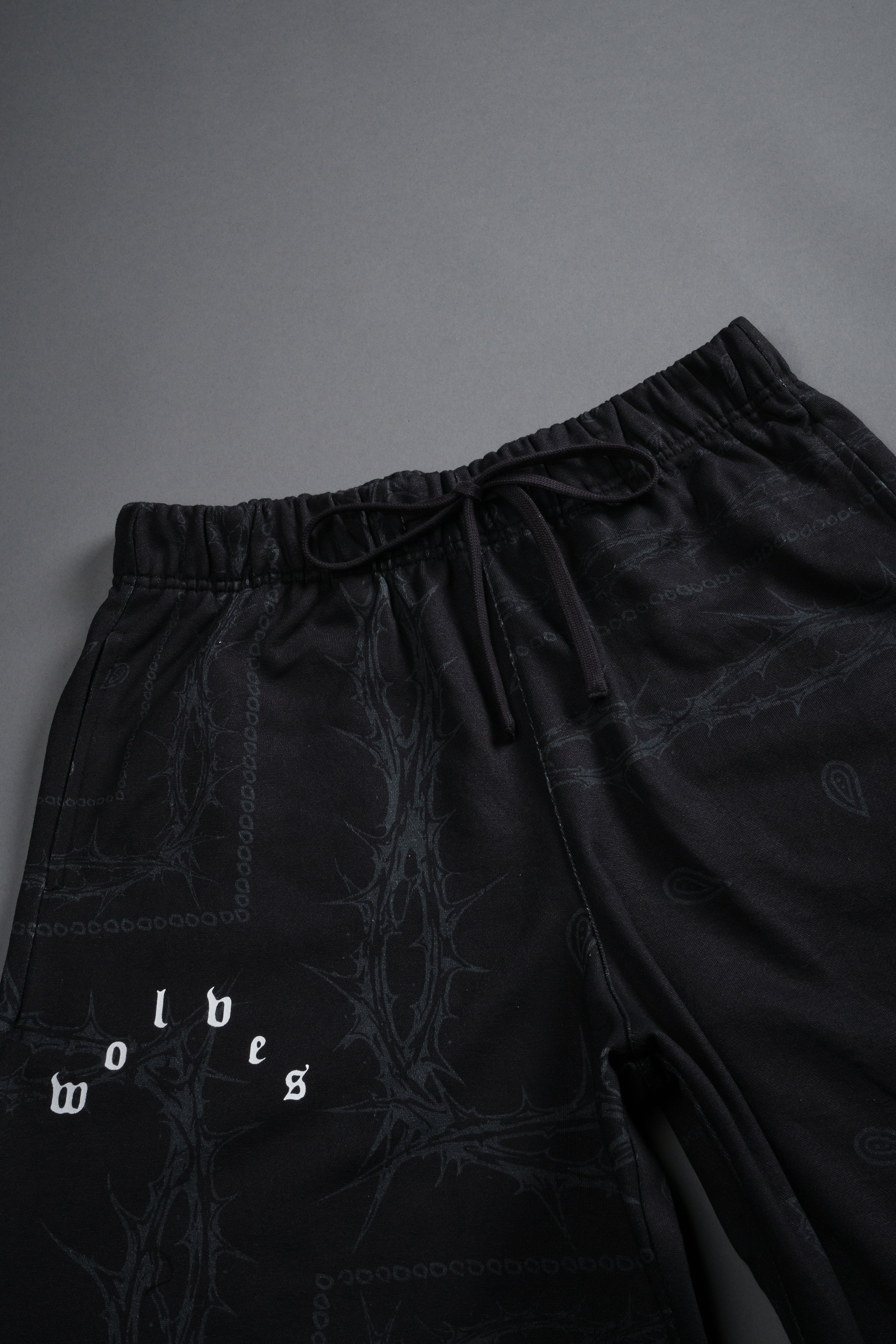 Wolves Pyramid Grunge Oversized Raw Hem Post Lounge Sweat Shorts in Black Thorn Paisley