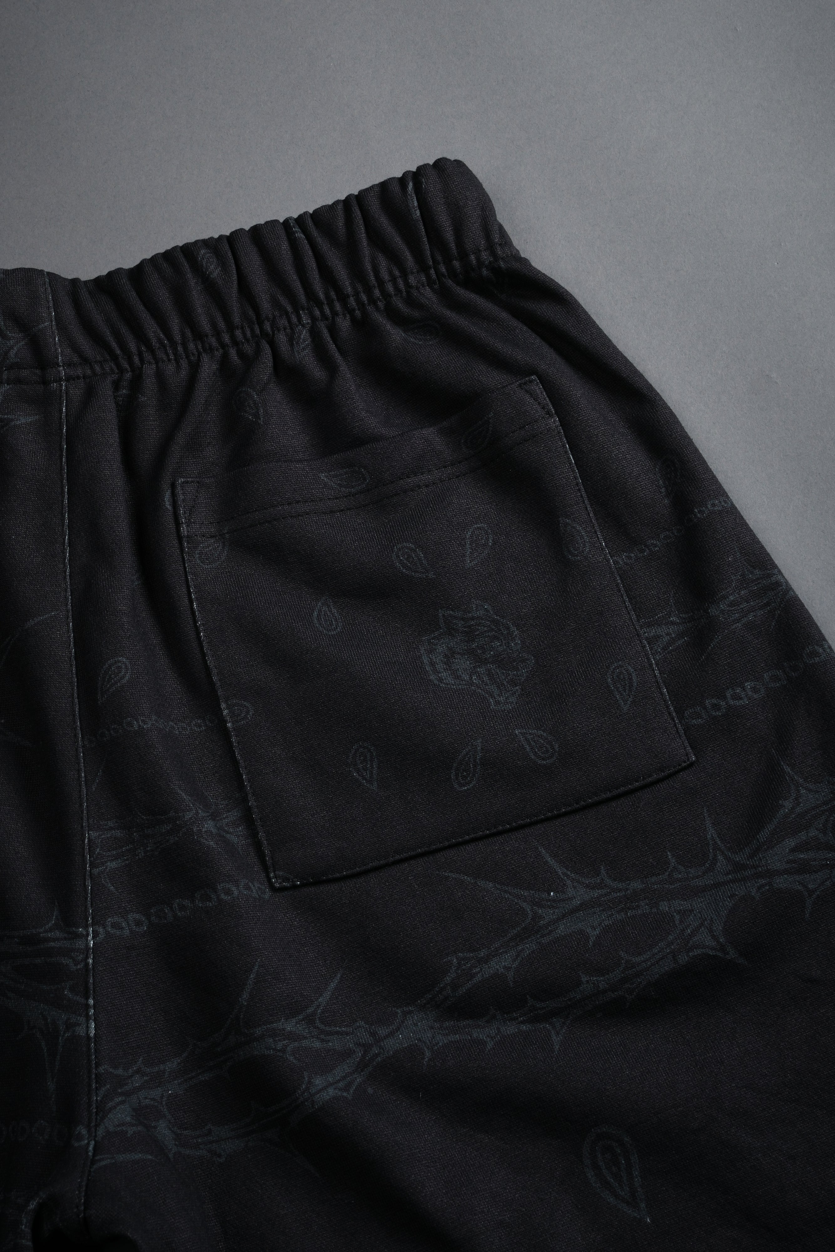 Wolves Pyramid Grunge Oversized Raw Hem Post Lounge Sweat Shorts in Black Thorn Paisley