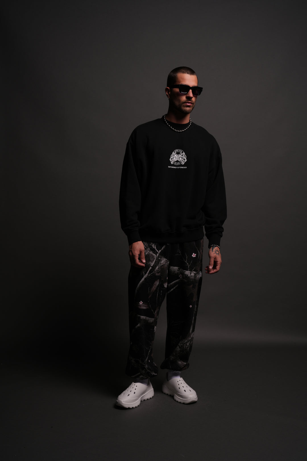 Alpha Wolf London Crewneck in Black