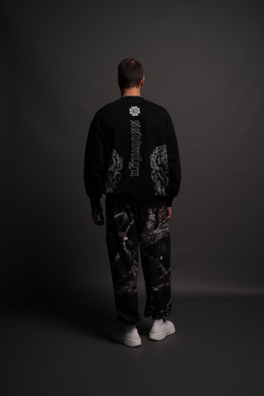 Alpha Wolf London Crewneck in Black