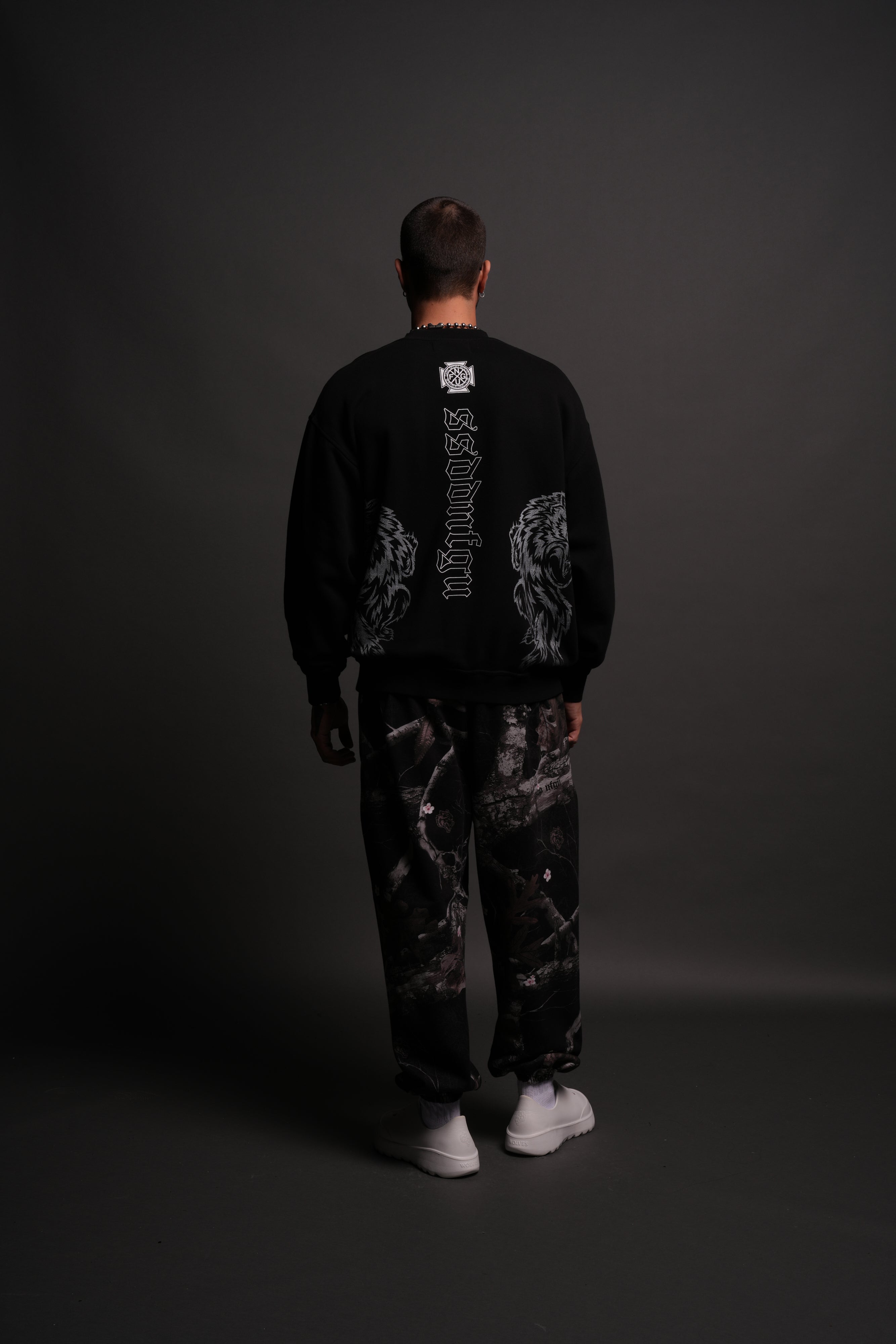 Alpha Wolf London Crewneck in Black