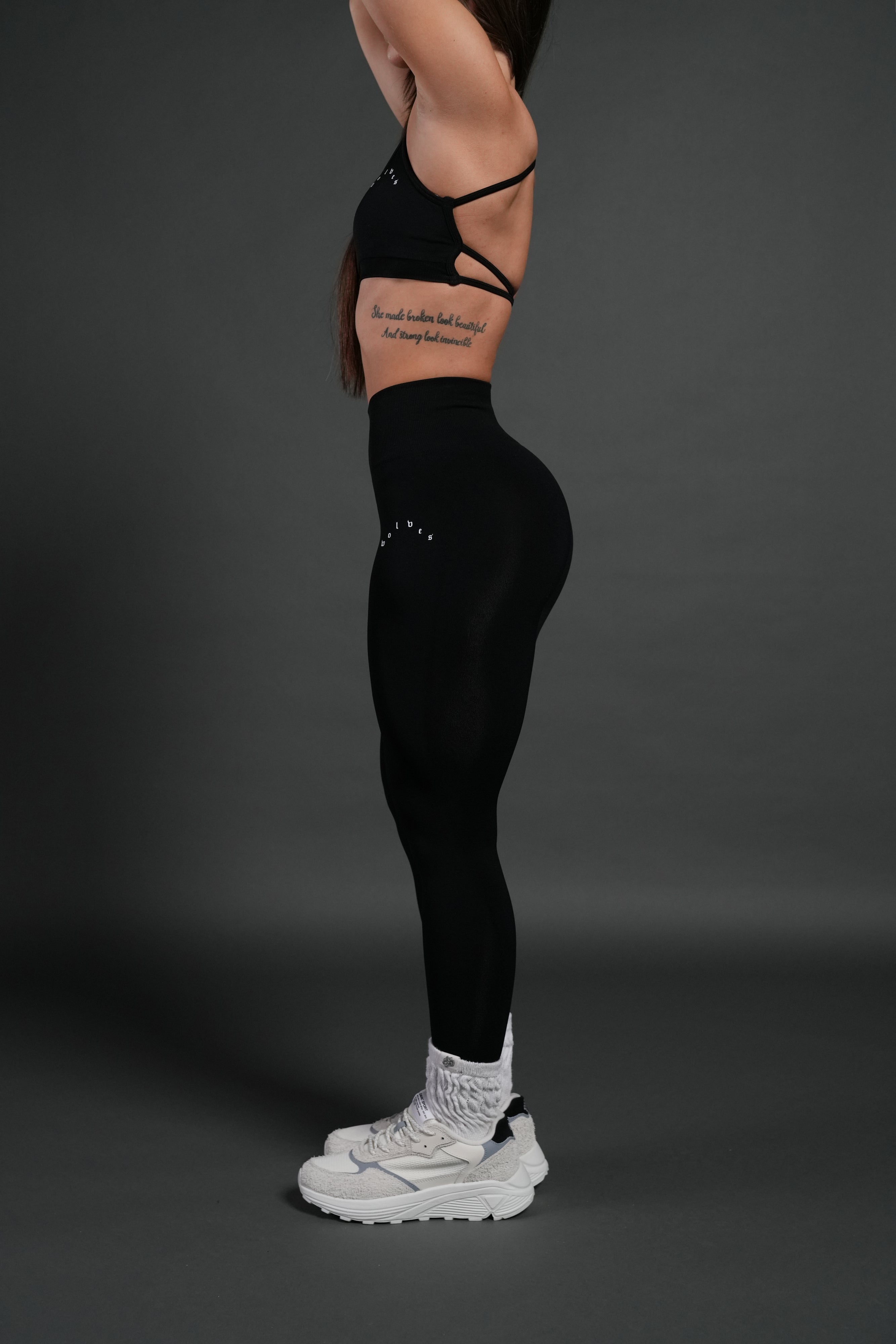 Wolves Pyramid "Skylar" Soft Seamless Leggings in Black
