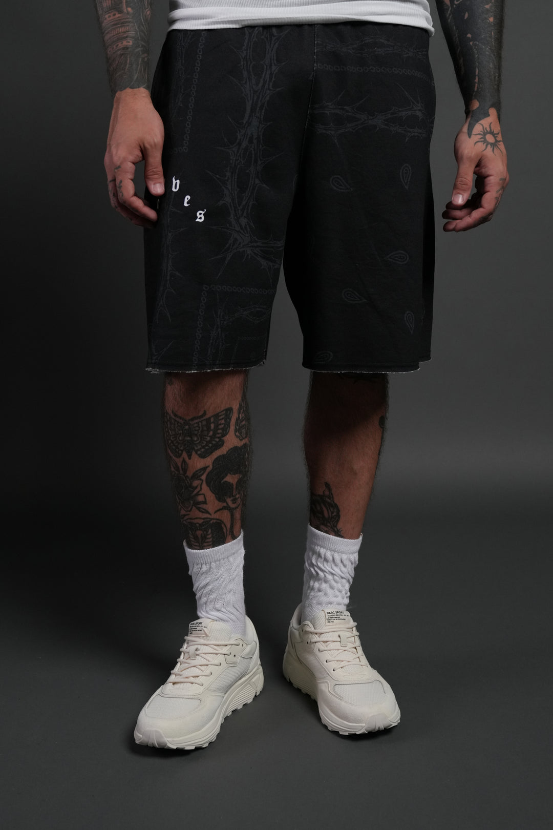 Wolves Pyramid Grunge Oversized Raw Hem Post Lounge Sweat Shorts in Black Thorn Paisley
