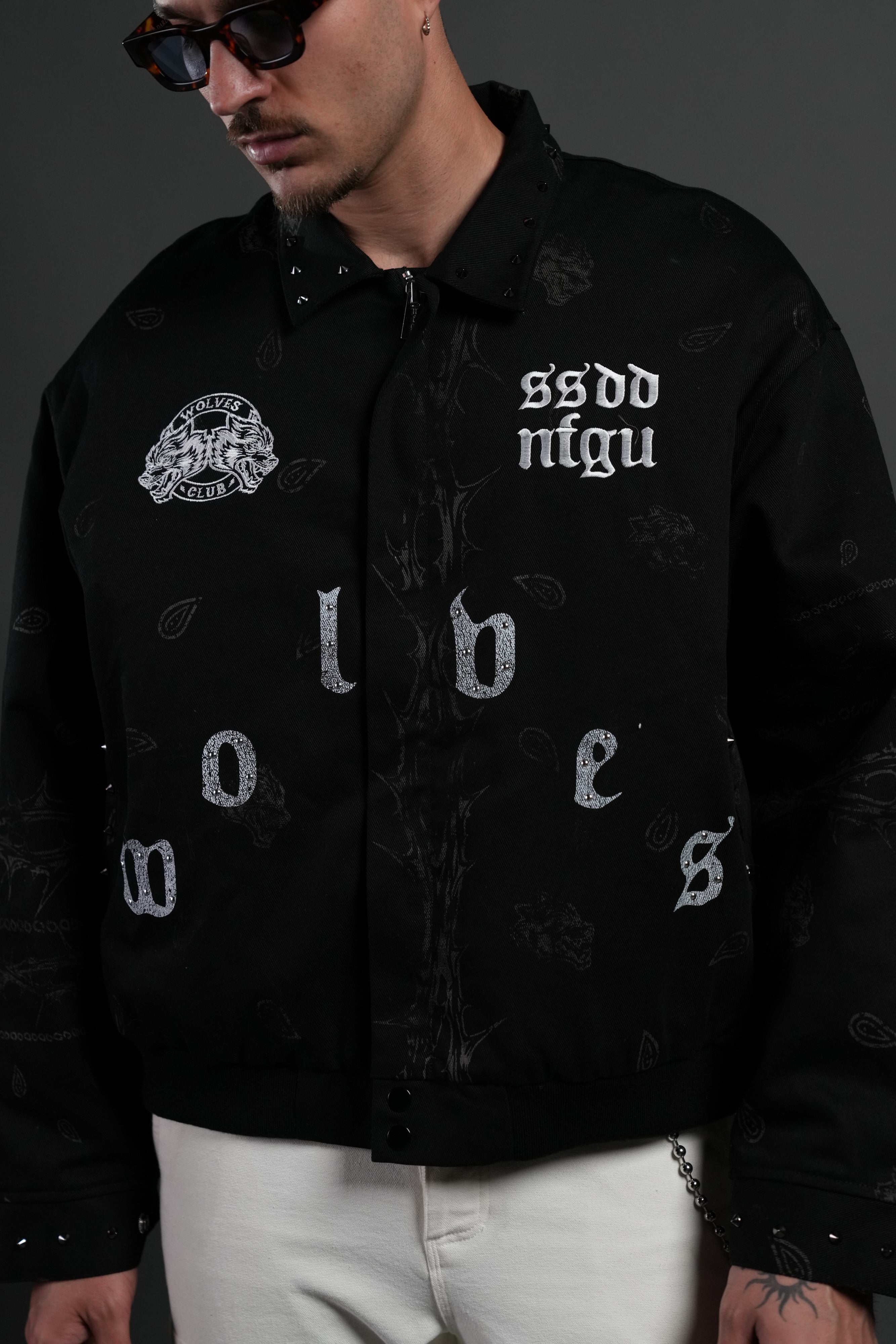 Studded Wolves Pyramid Moe Jacket in Black Thorn Paisley – DarcSport